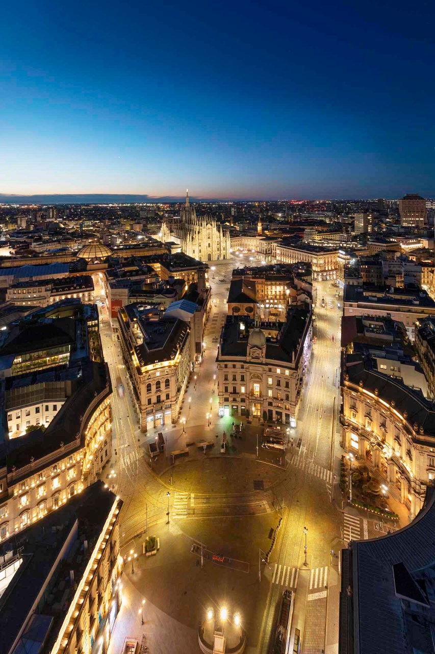Vista sul centro di Milano con Piazza Cordusio e il Duomo.