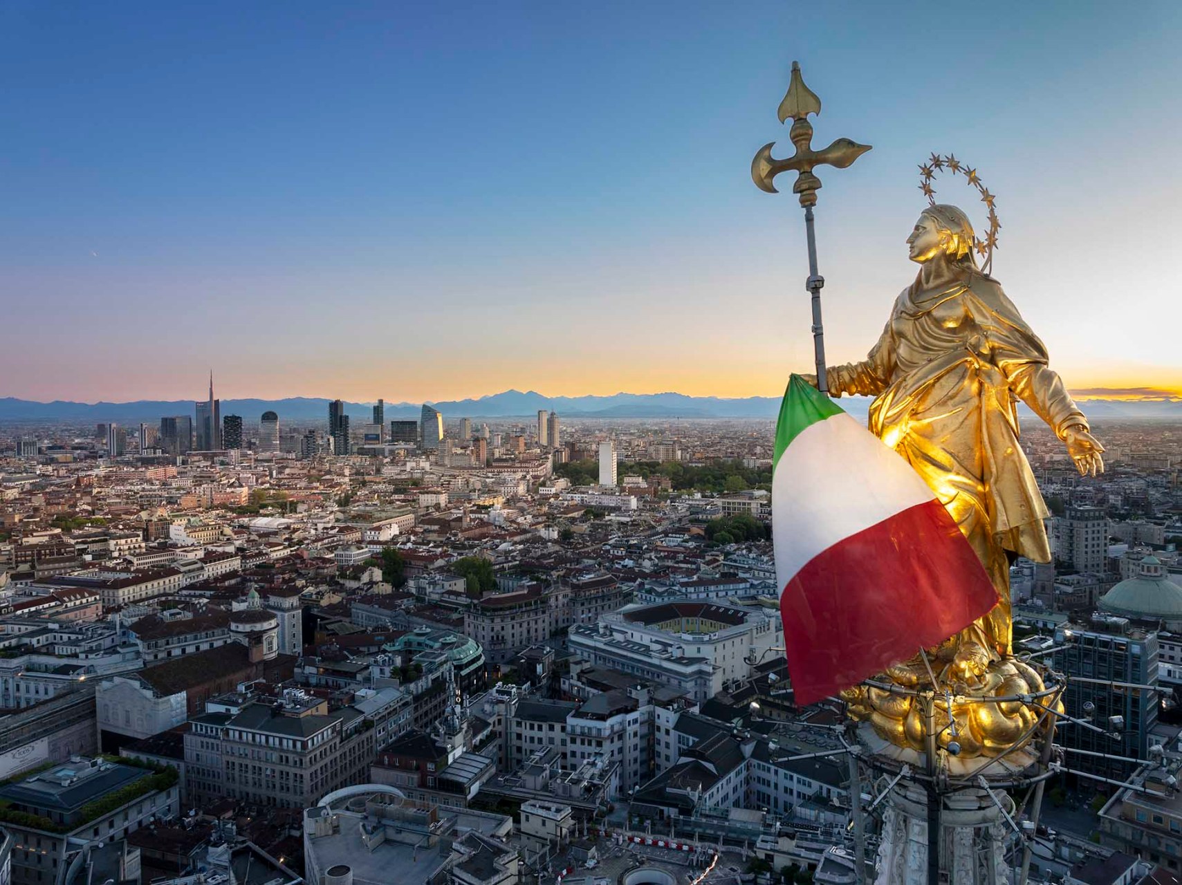 La Madonnina del Duomo di Milano festeggia il 25 Aprile.