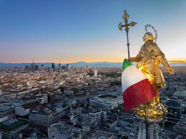 La Madonnina del Duomo di Milano festeggia il 25 Aprile.
