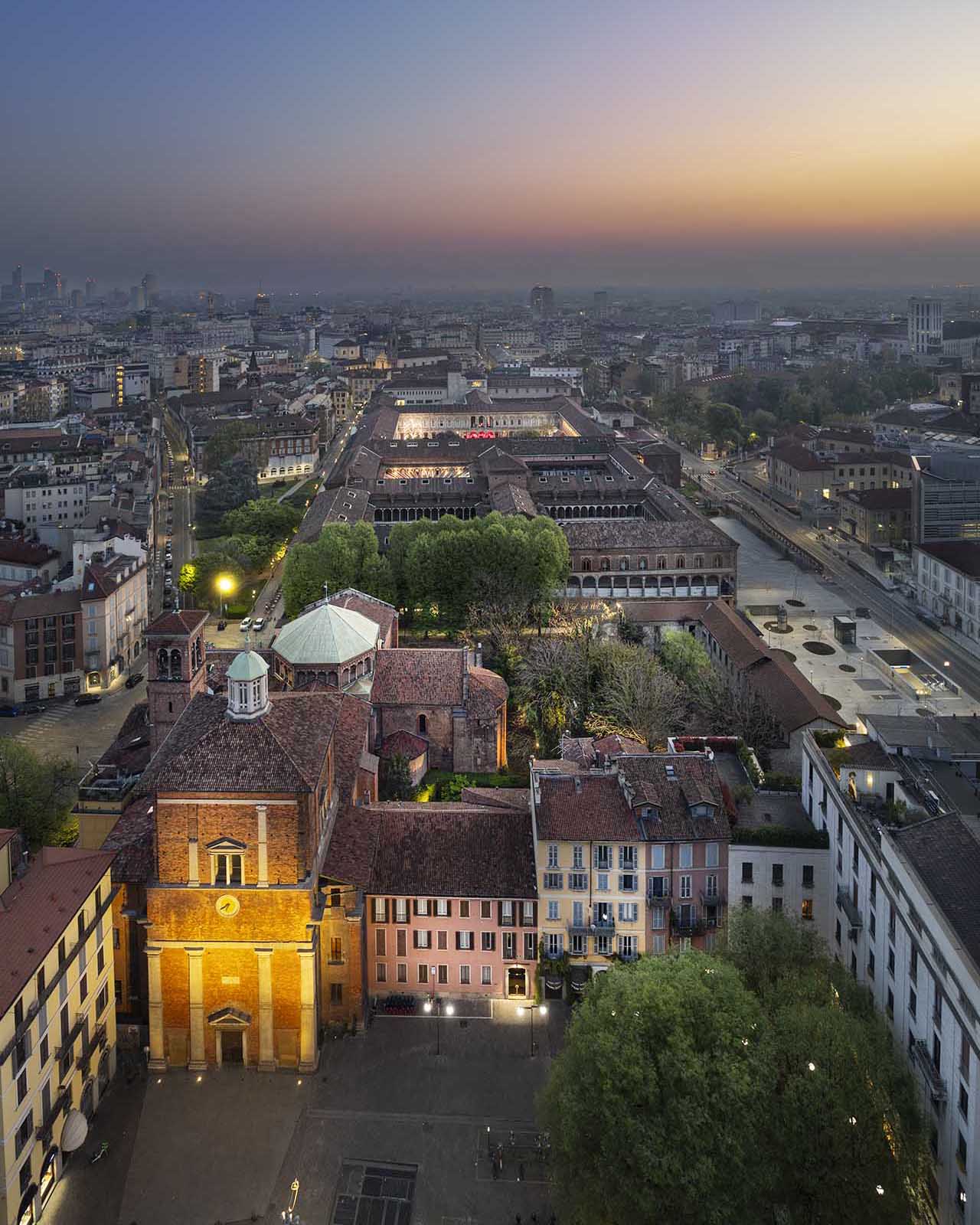 La piccola piazza di San Nazaro in Brolo con il Mausoleo Trivulzio sulla sinistra e dietro la Cappella di Santa Caterina d'Alessandria. I chiostri della Ca'Granda, Università Statale, si vedono sullo sfondo.