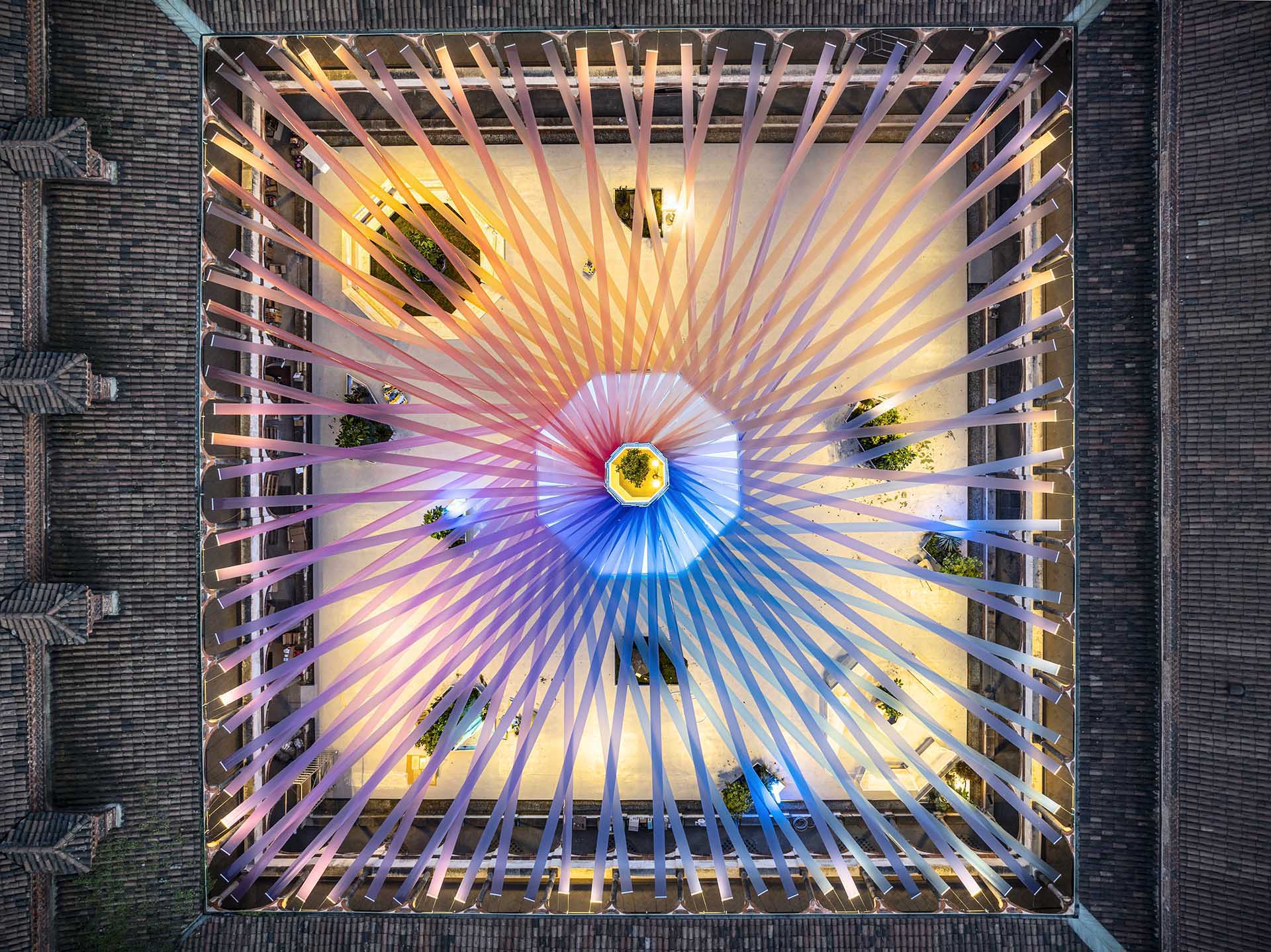 L'installazione "Amzinig Plaza" di MAD per il Fuorisalone 2025 nel chiostro dei Bagni della Ca'Granda, Università Statale di Milano.