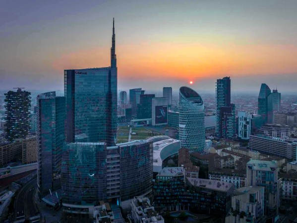 La Unicredit Tower domina il quartiere di Porta Nuova e Garibaldi