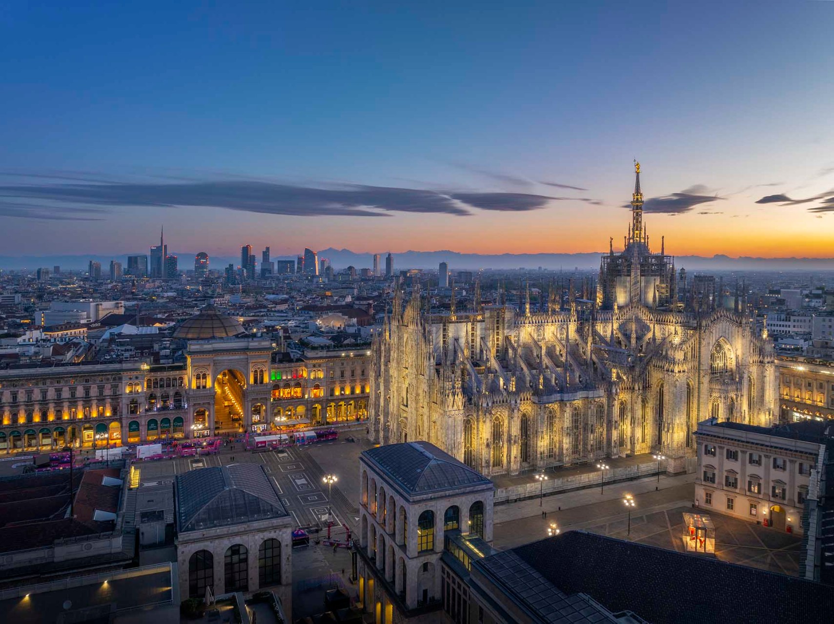 La città di Milano all'alba.