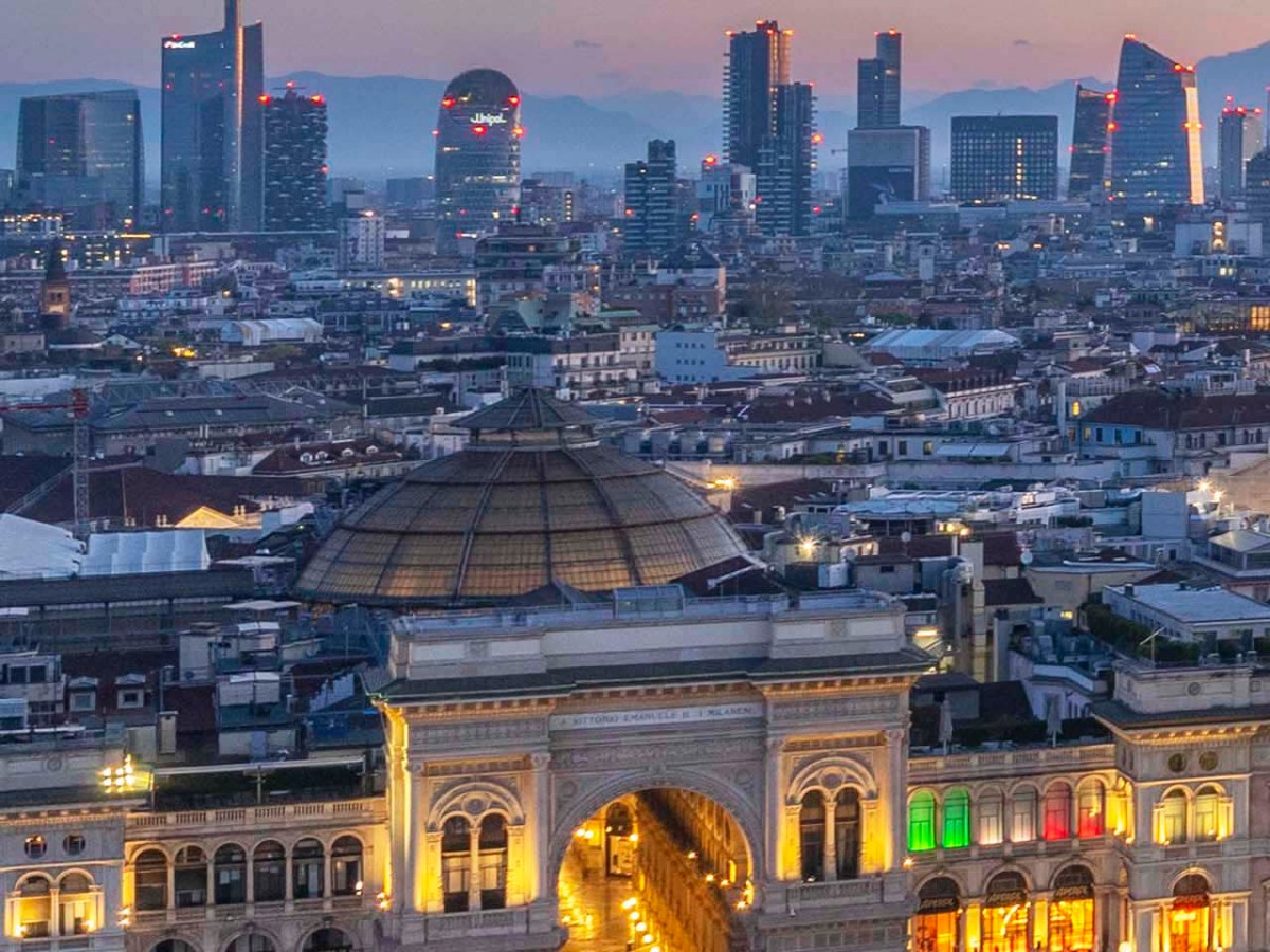 La Galleria Vittorio Emanuele e la skyline con i grattacieli di Milano.