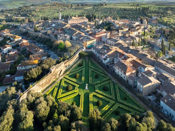 San Quirico d'Orcia con gli Horti Leonini.