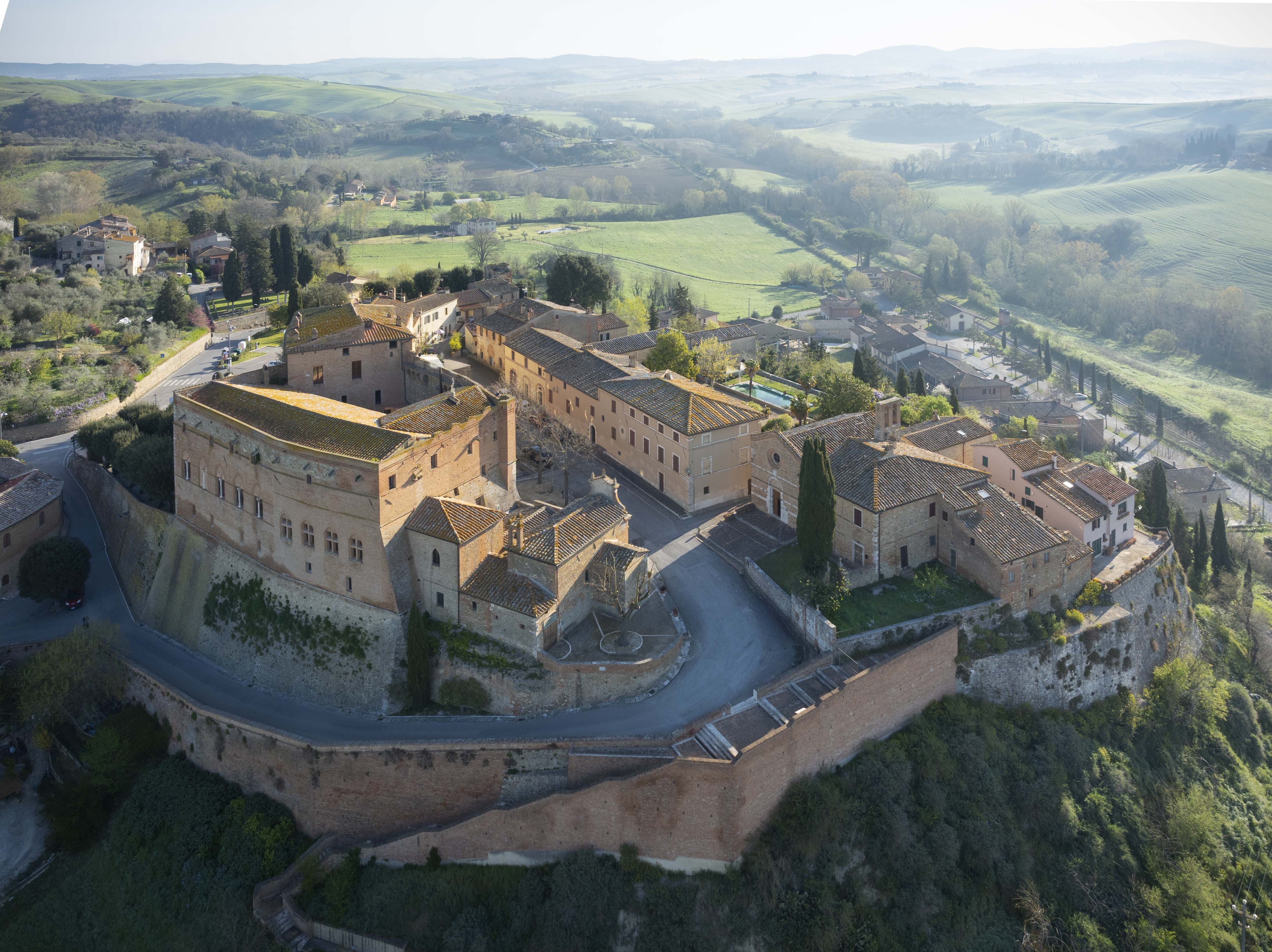 San Giovanni d'Asso, borgo toscano dove il tartufo bianco è protagonista.