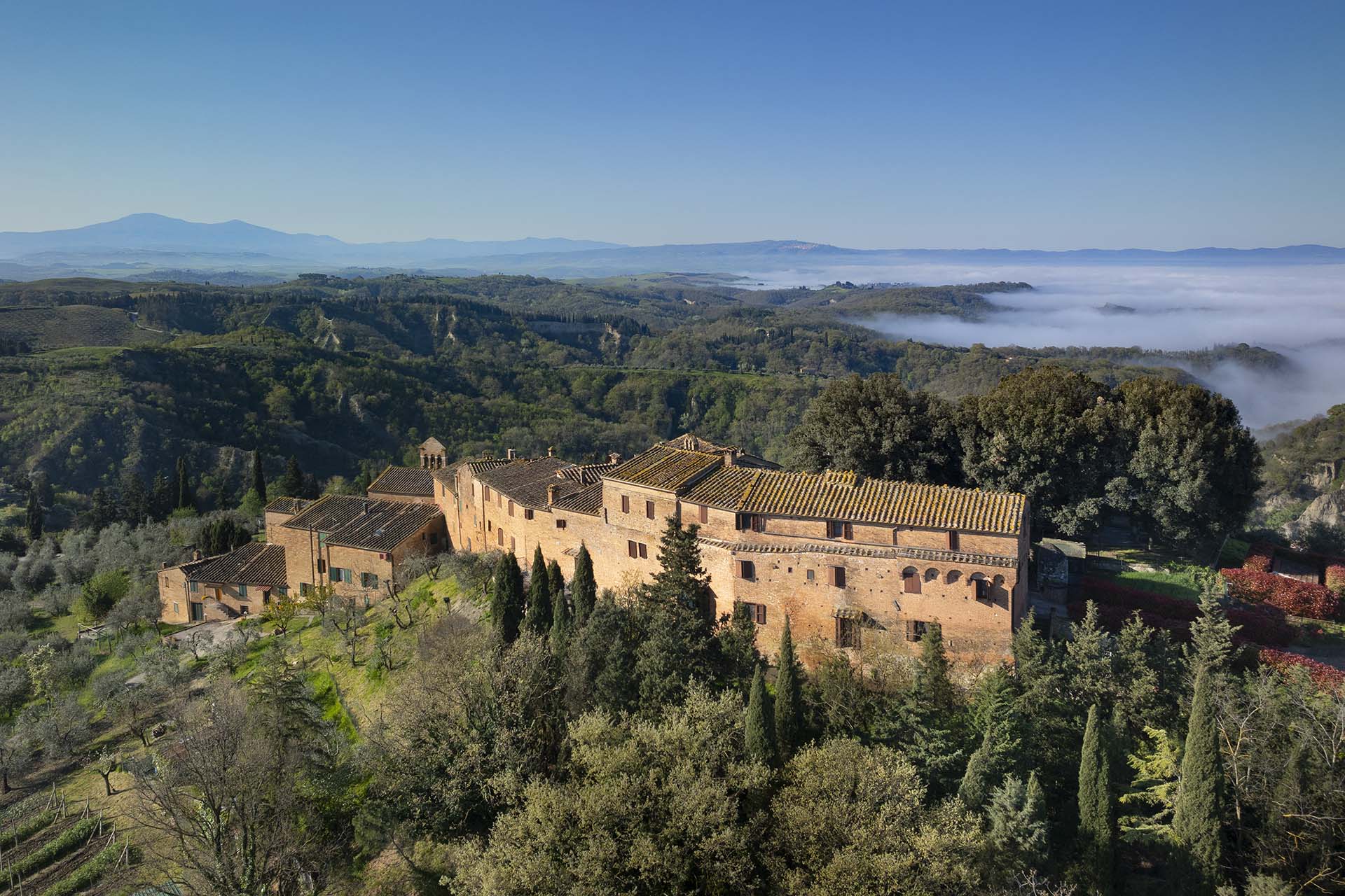 Chiusure, piccolo borgo delle Crete Senesi.