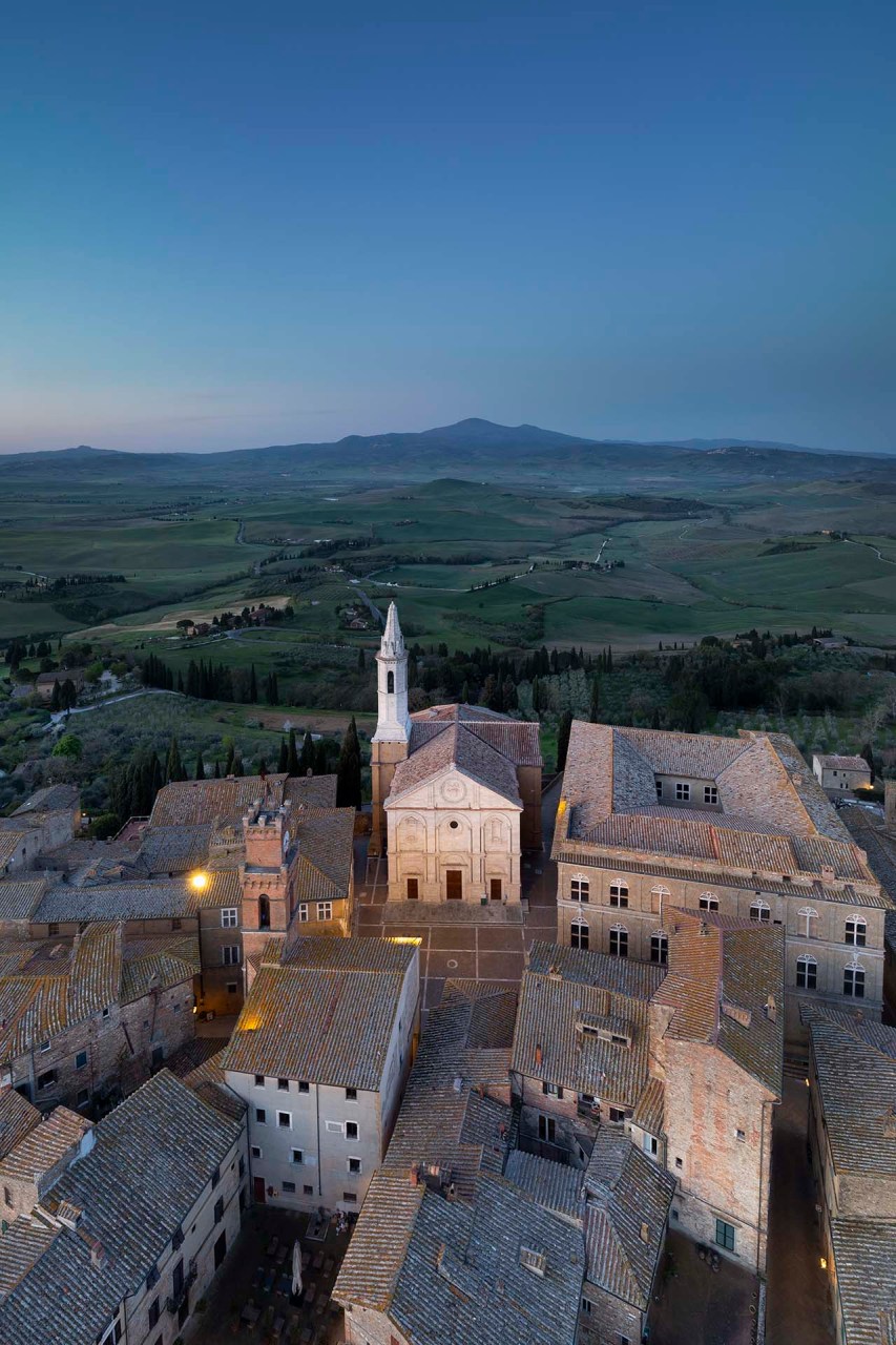 Il centro di Pienza con il Duomo e Palazzo Piccolomini. Sullo sfondo il Monte Amiata.