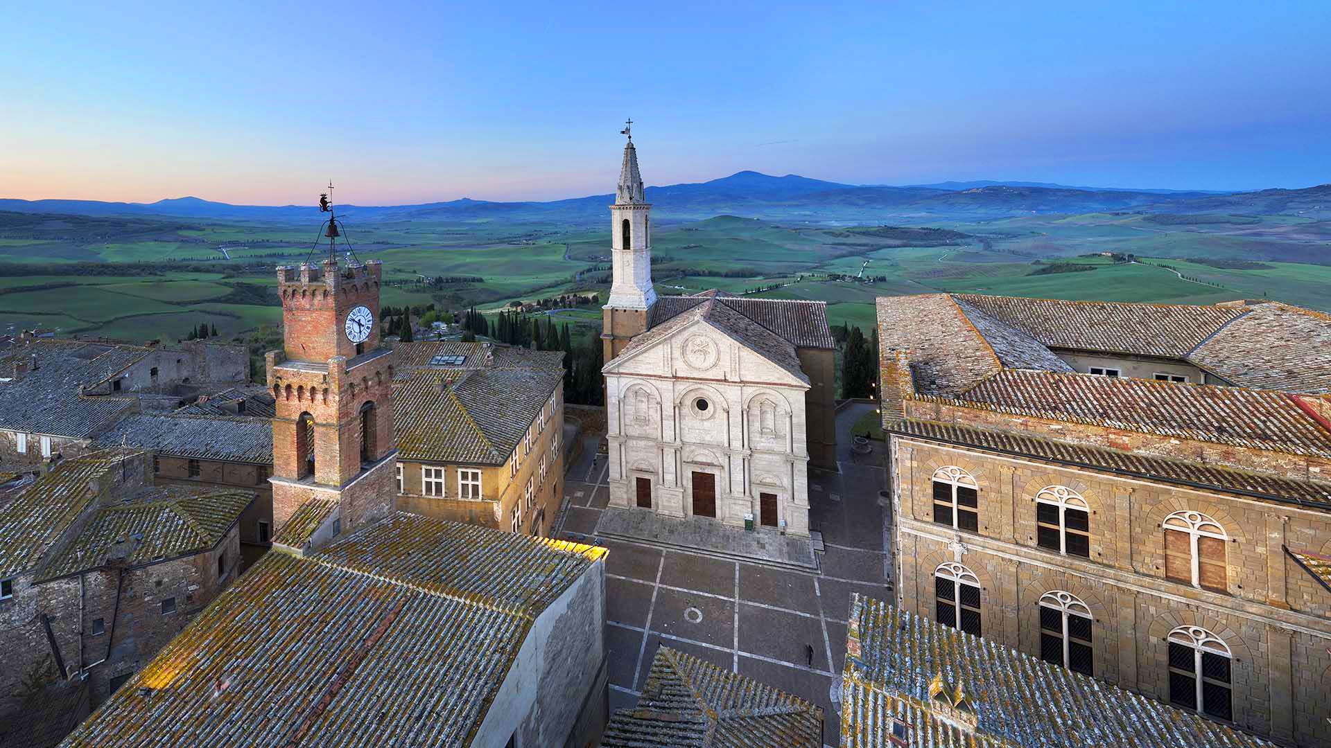 Il centro di Pienza con il Duomo e Palazzo Piccolomini. Sullo sfondo il Monte Amiata.