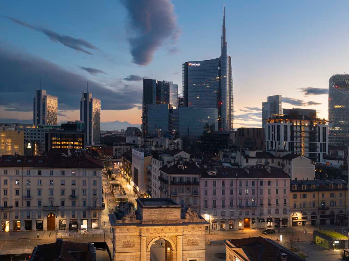 Porta garibaldi e i grattacieli del moderno quartiere milanese.