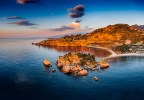 Isola bella Taormina con Etna in eruzione