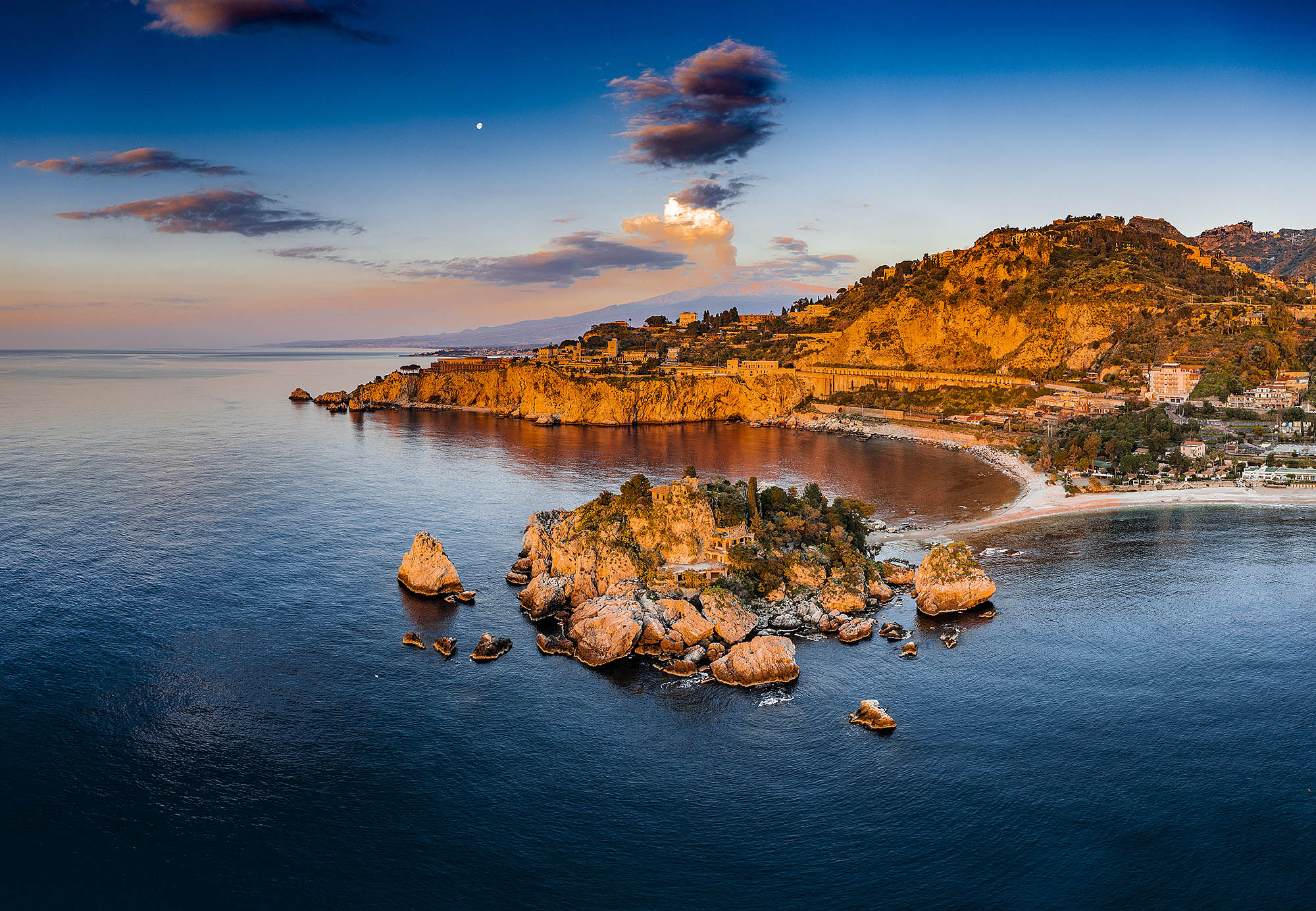 Isola bella Taormina con Etna in eruzione