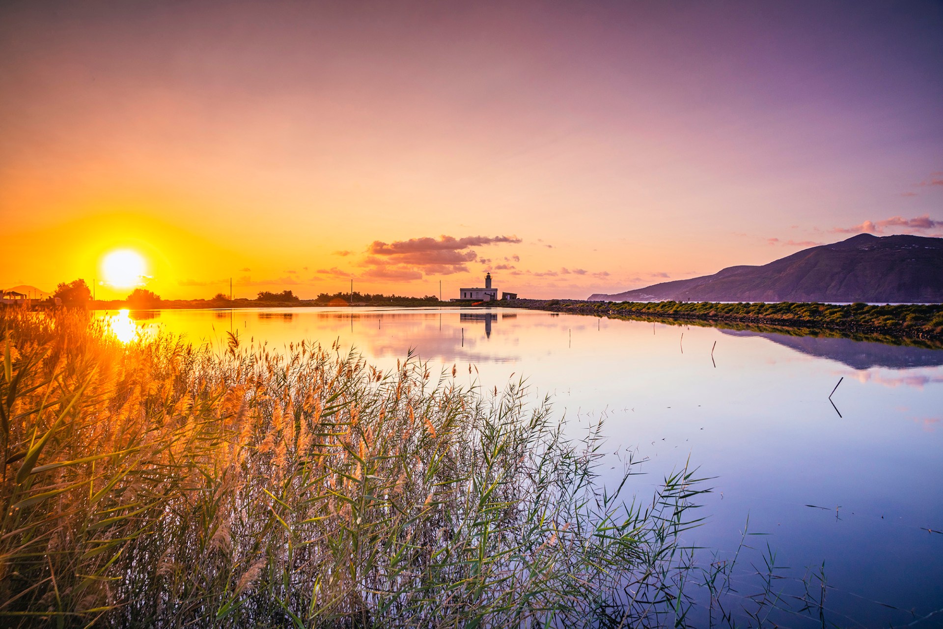 Lago di Lingua isola di Salina, Eolie