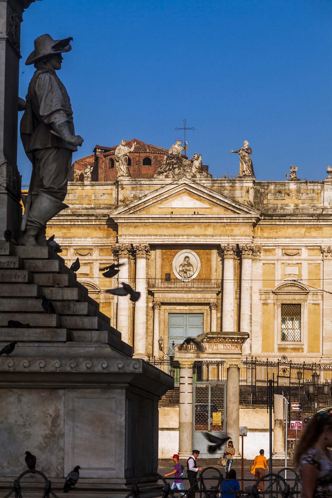 MG_5392-96-9-10-14-15-18-22-23 - Catania, piazza Stesicoro tra monumenti e vita quotidiana