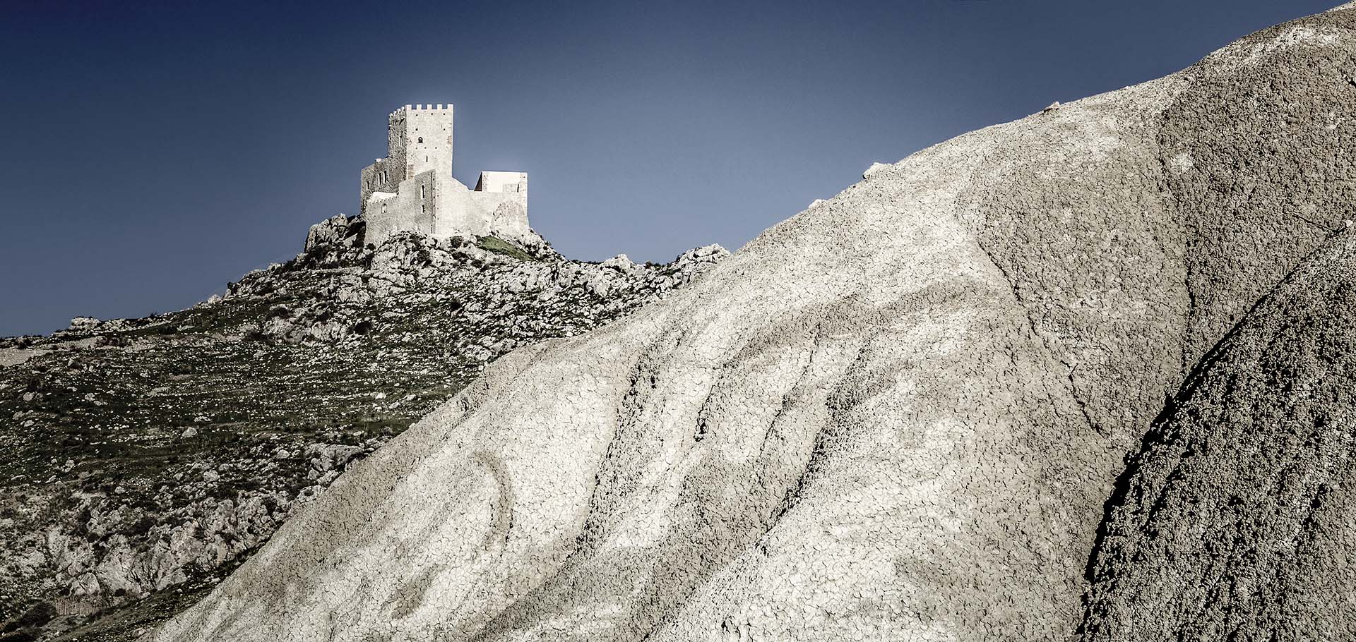 Agrigento, Castello di Palma di Montechiaro e le colline argillose della Baia delle Sirene