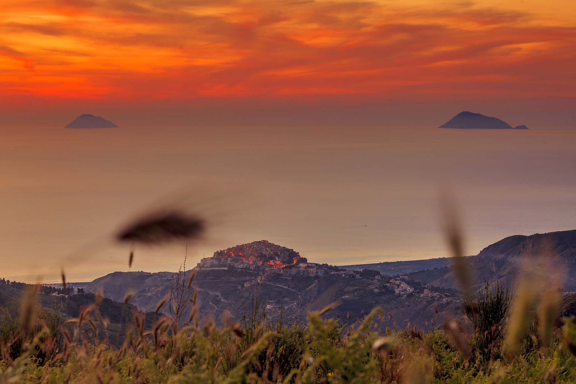 Messina, il borgo di San Marco D'Alunzio sui Monti Nebrodi si affaccia sulle isole Eolie