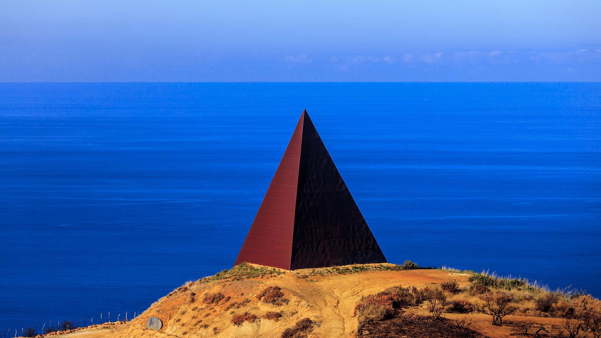 Fiumara D'Arte, 38° Parallelo una Piramide sul Mar Tirreno