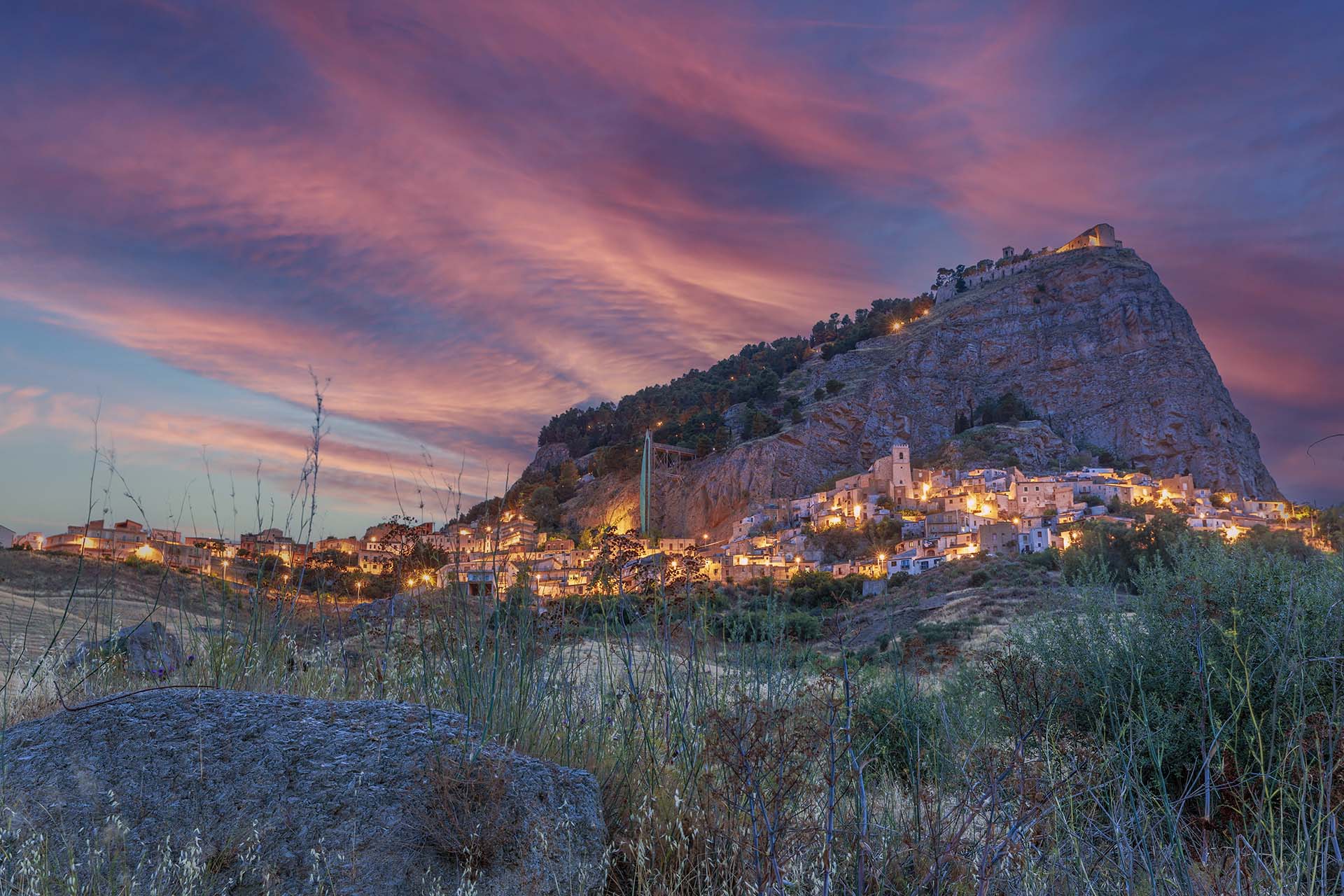 0A1A6748-HDR-Caltanissetta, il borgo medievale di Sutera ai piedi dell'imponente Rupe
