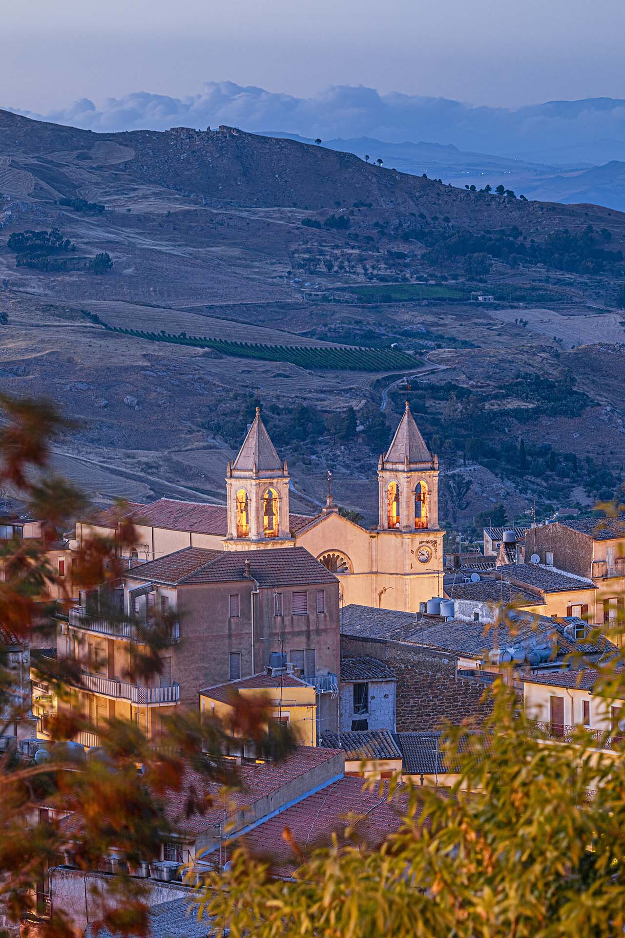 0A1A7110-Racalmuto notturna, un faro di fede tra i campi Siciliani