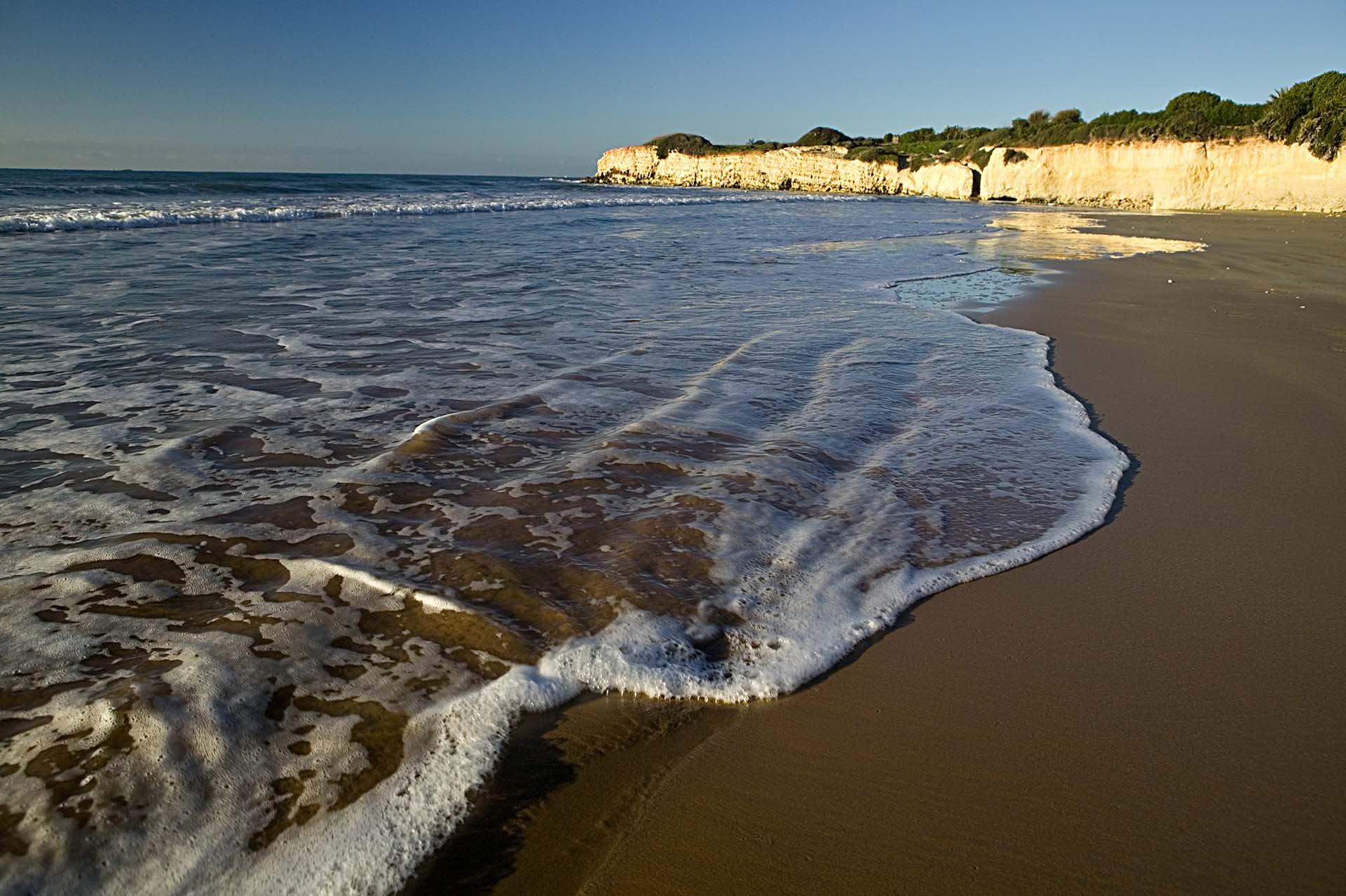 Spiaggia di Porto Ulisse a Punta Cirica, un dolce frangersi di onde sulla riva