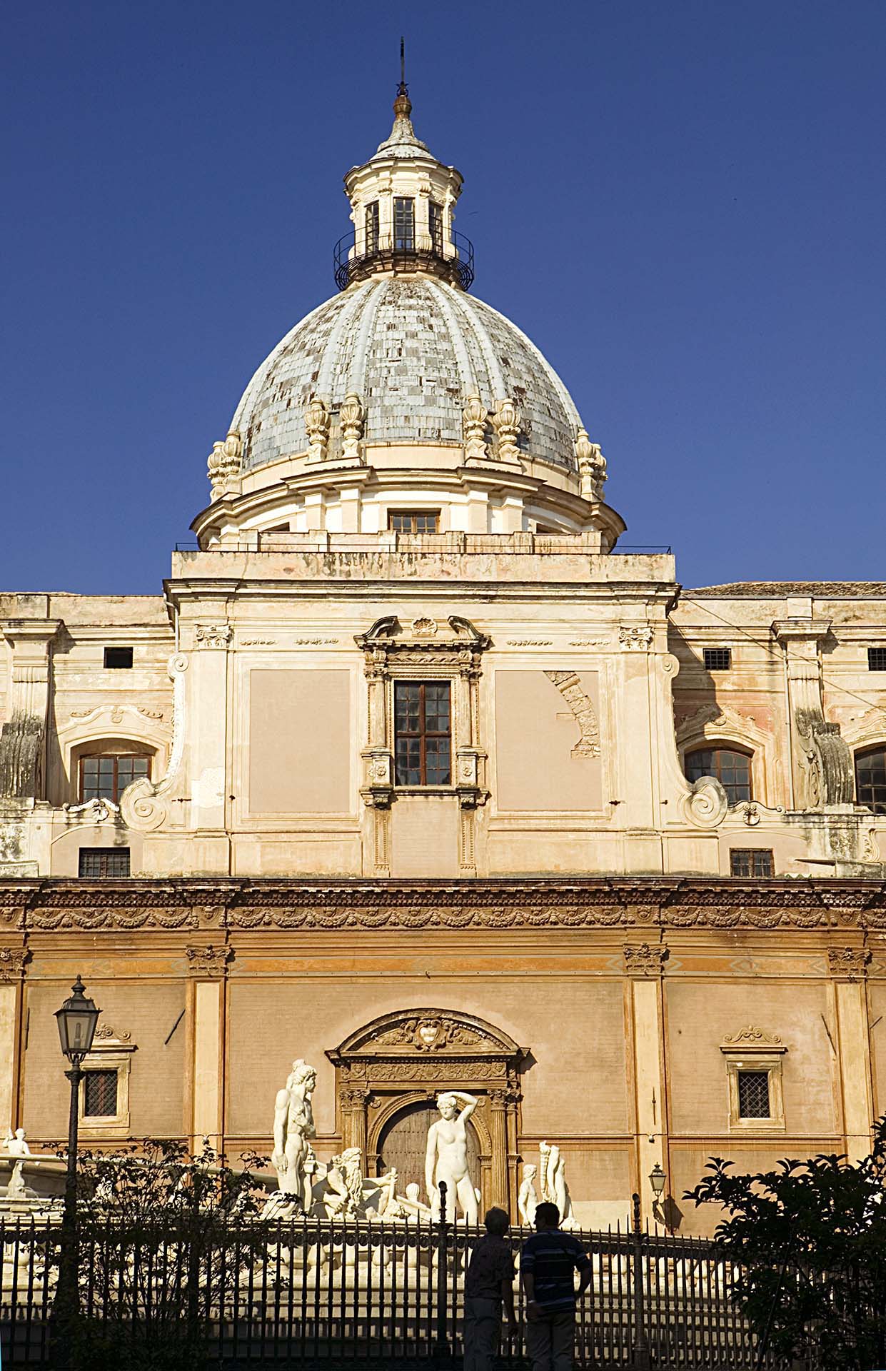 DE7U7706-Turisti incantati dalla bellezza della Fontana della Vergogna a Piazza Pretoria e della Chiesa di San Giuseppe dei Padri Teatini a Palermo