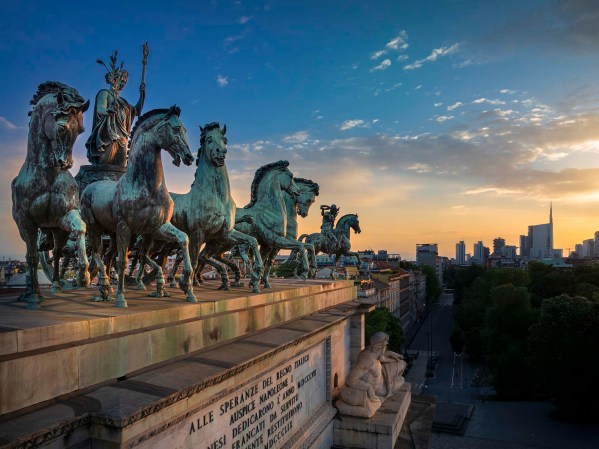 La Sestiga collocata sopra il monumento dell' Arco della Pace di Milano