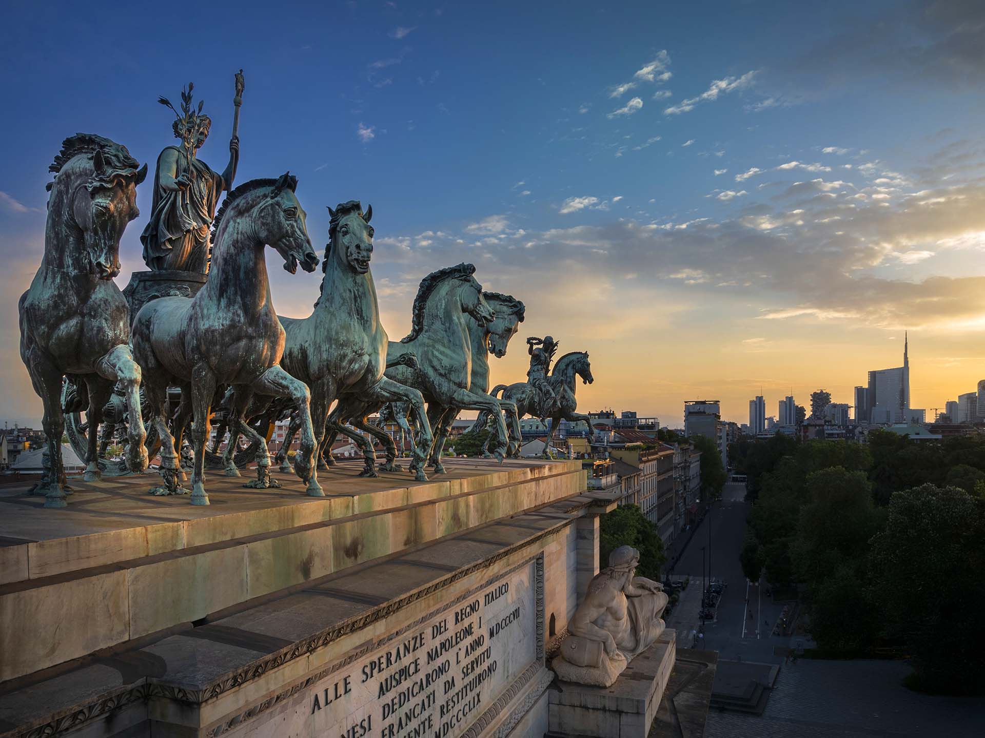 La Sestiga collocata sopra il monumento dell' Arco della Pace di Milano
