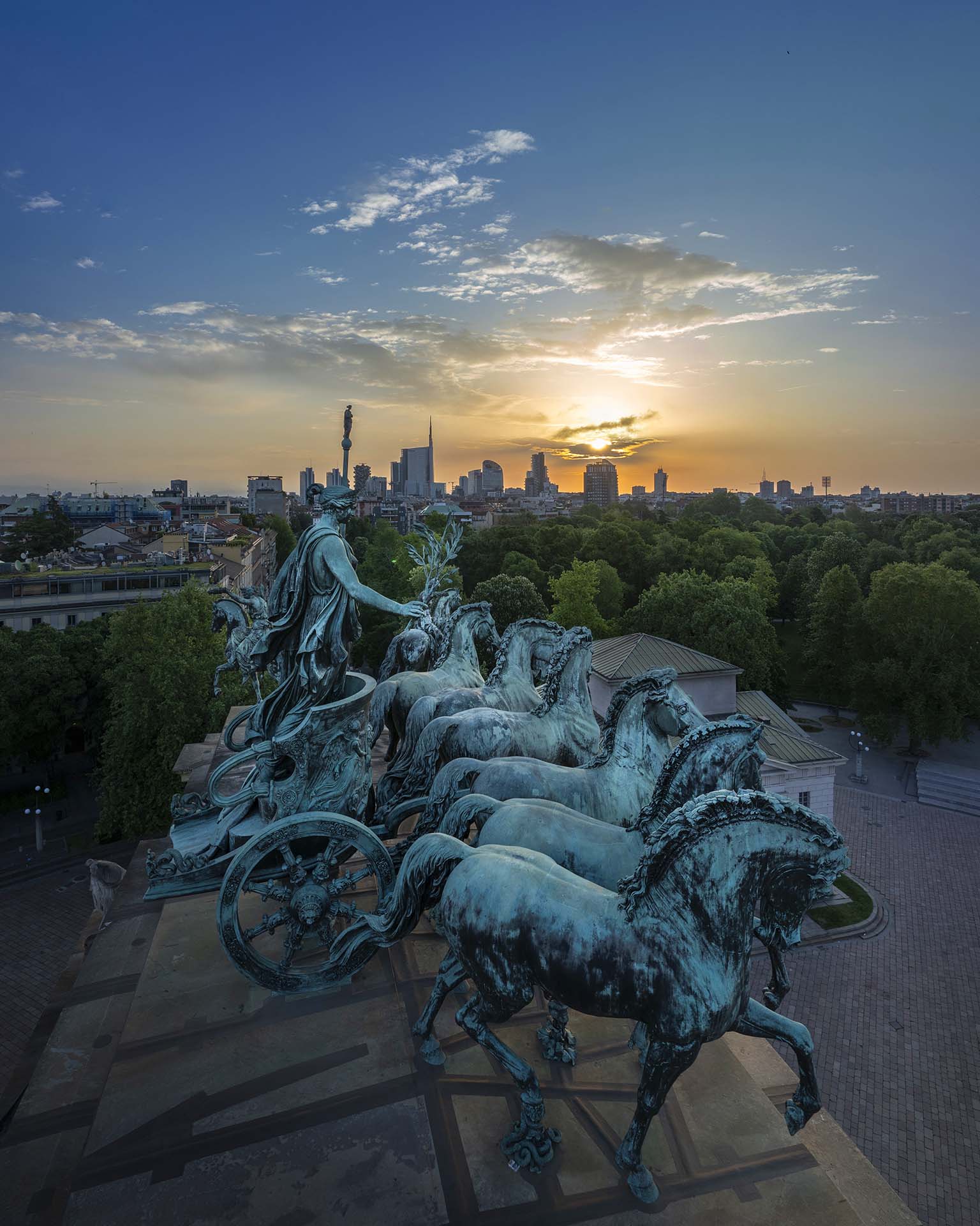 La Sestiga collocata sopra il monumento dell' Arco della Pace di Milano.