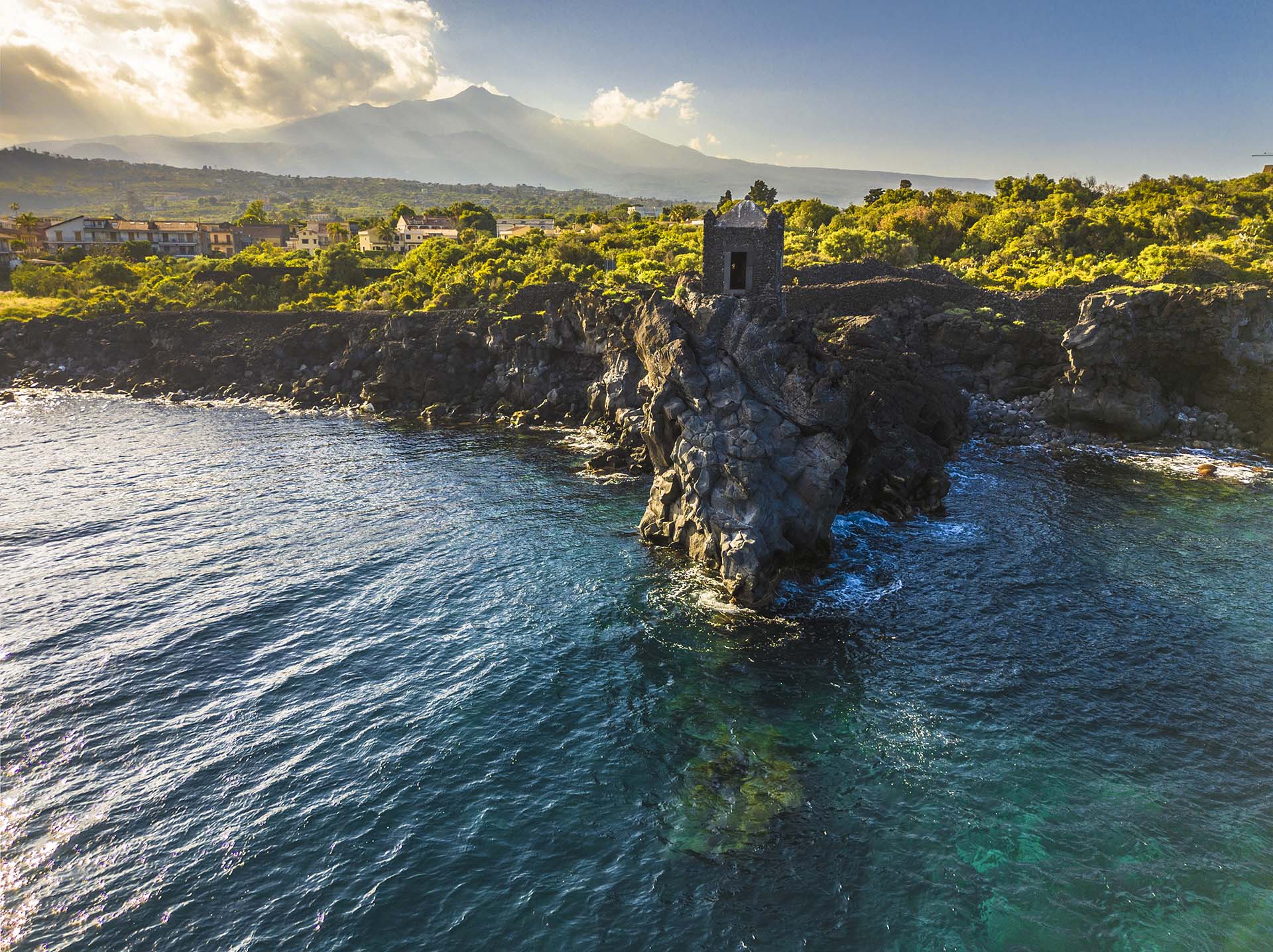 DJI_0814-HDR-La garitta di Santa Tecla sullo sperone lavico dell'Etna a picco sul mare Ionio