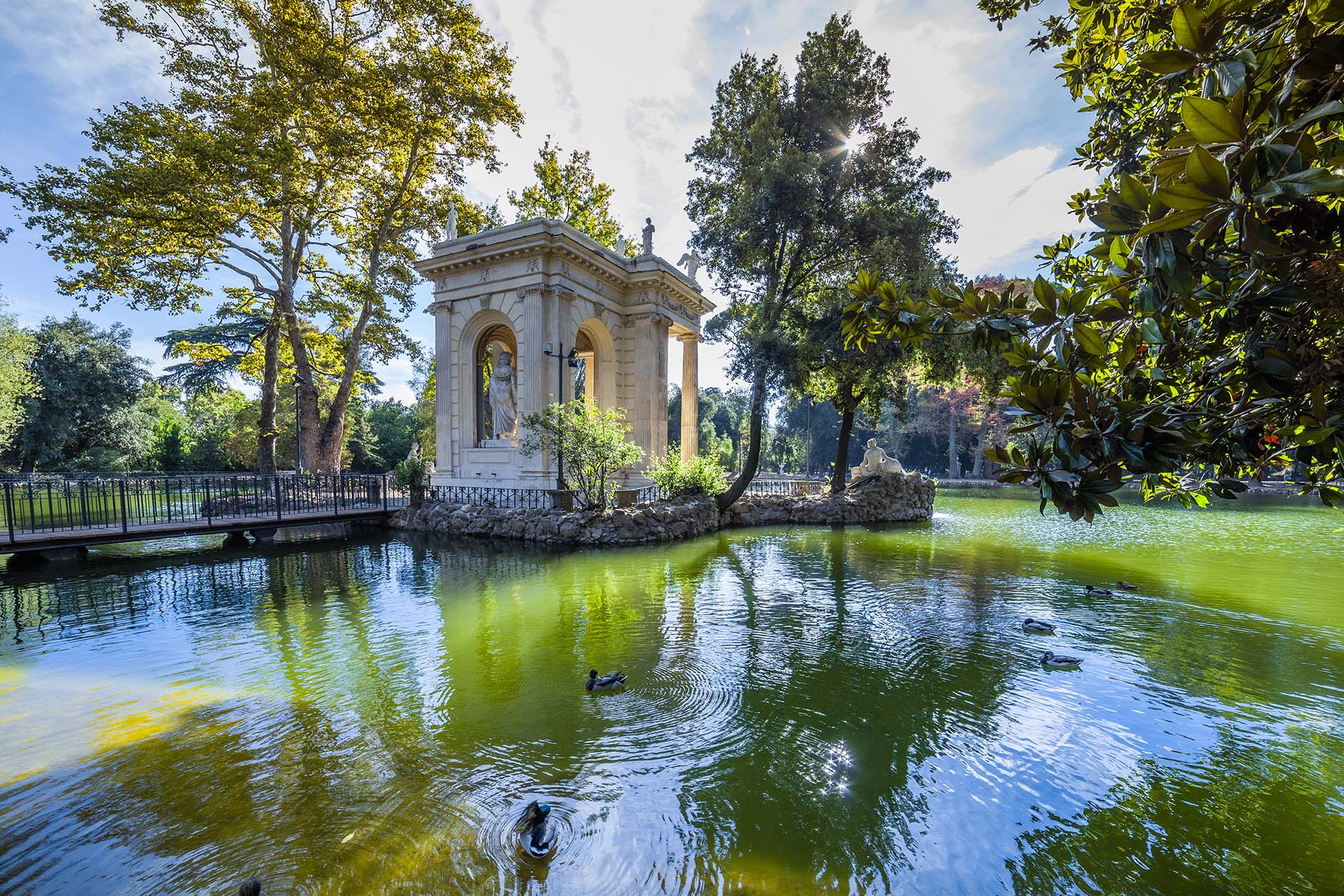 _MG_2113-Roma, incanto nel cuore verde, il Tempio di Esculapio si specchia nel laghetto di Villa Borghese