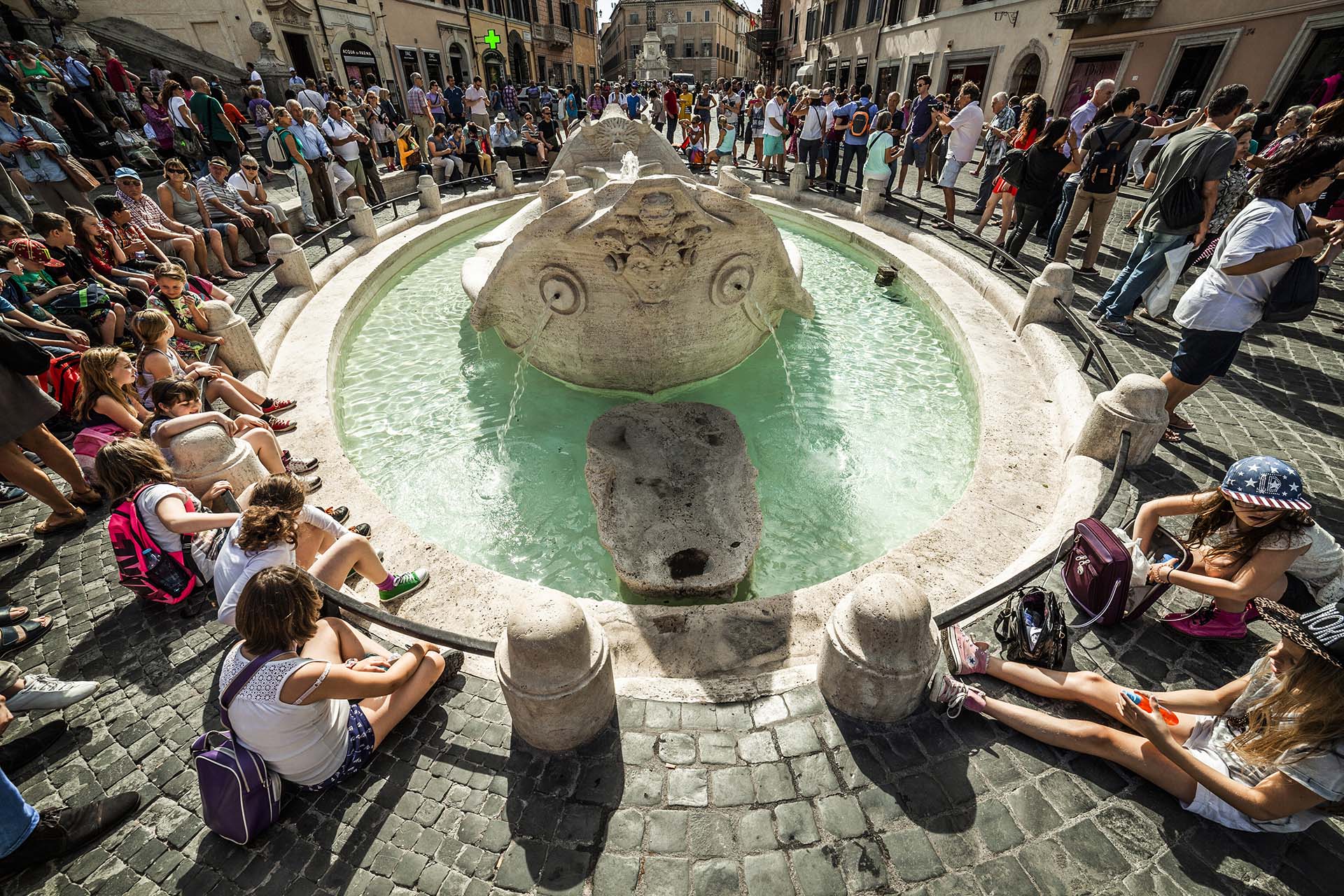 _MG_2273-Roma, la Fontana della Barcaccia un capolavoro del Bernini a piazza di Spagna