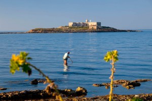 Siracusa, un pescatore all'Isola delle Correnti