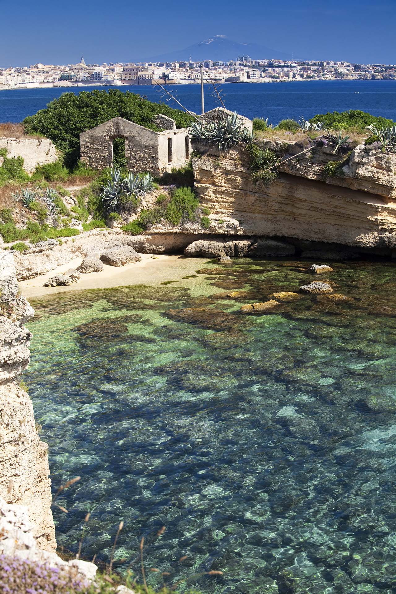 _MG_4060-Gioiello nascosto del Plemmirio, la spiaggia del Faro Massolivieri, Ortigia e sullo sfondo l'Etna