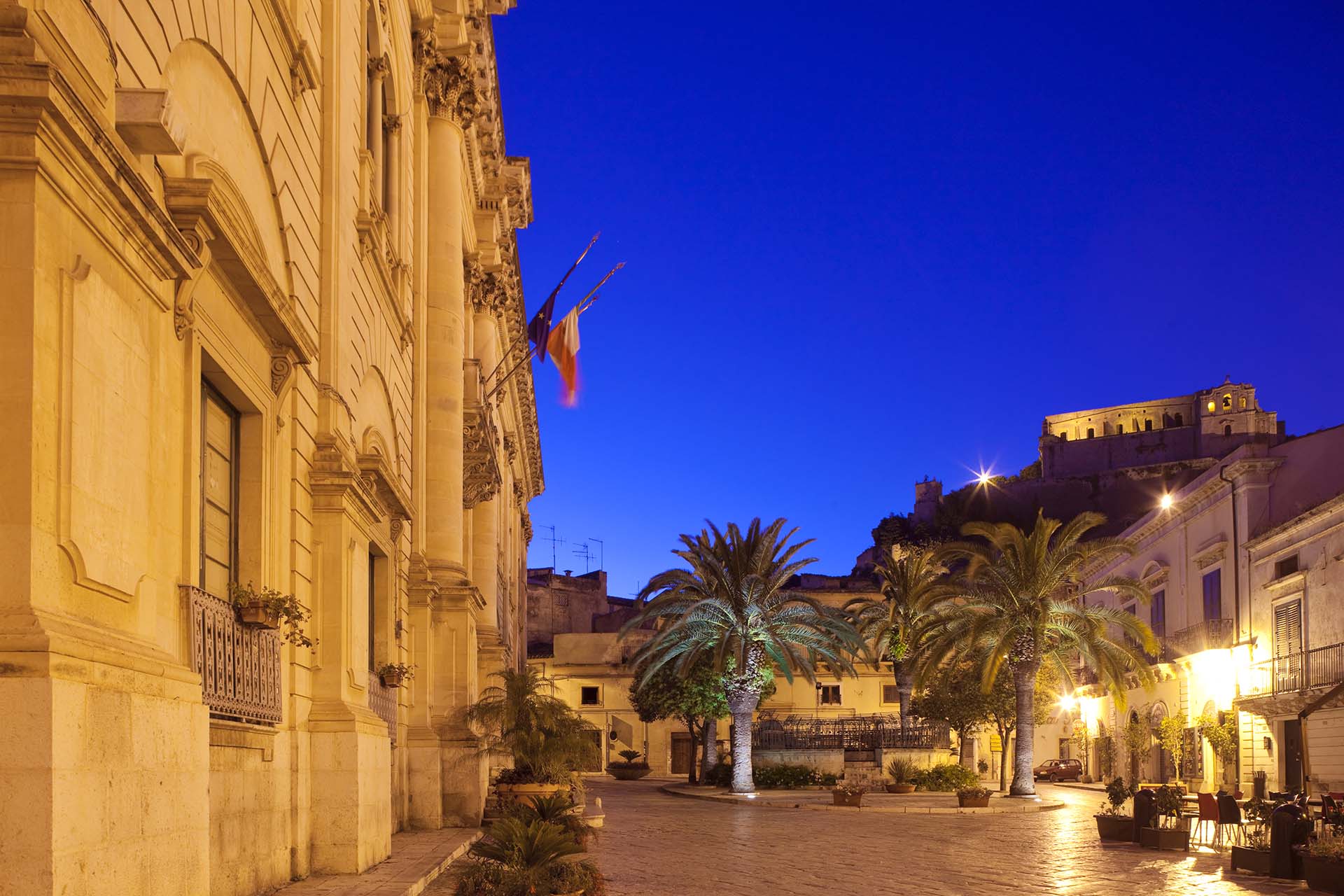 _MG_5454-Scicli di notte, il Palazzo Comunale e la Chiesa di San Matteo illuminati