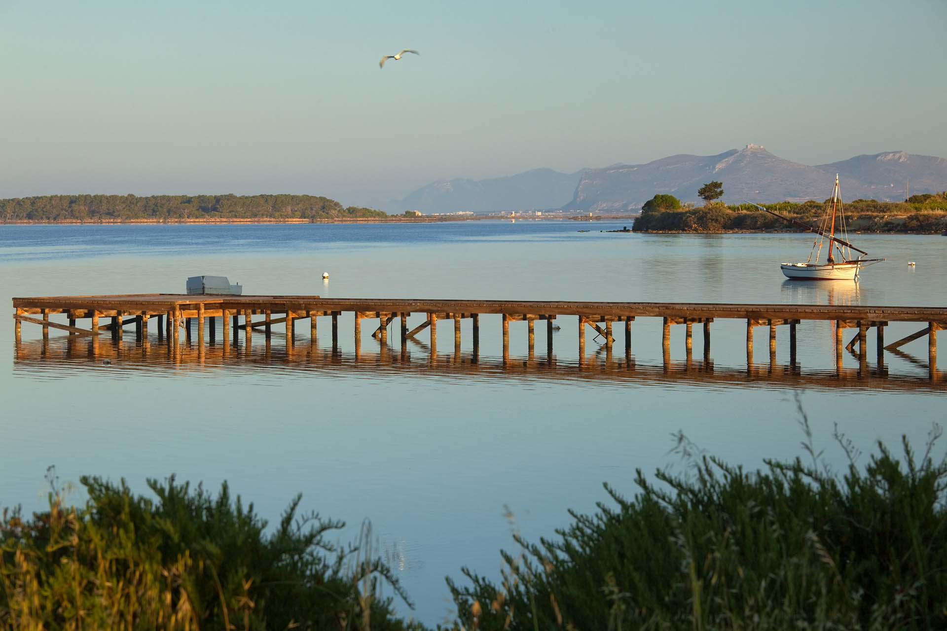 _MG_7640-Trapani, pontile nello Stagnone di Marsala con con le Egadi all'orizzonte