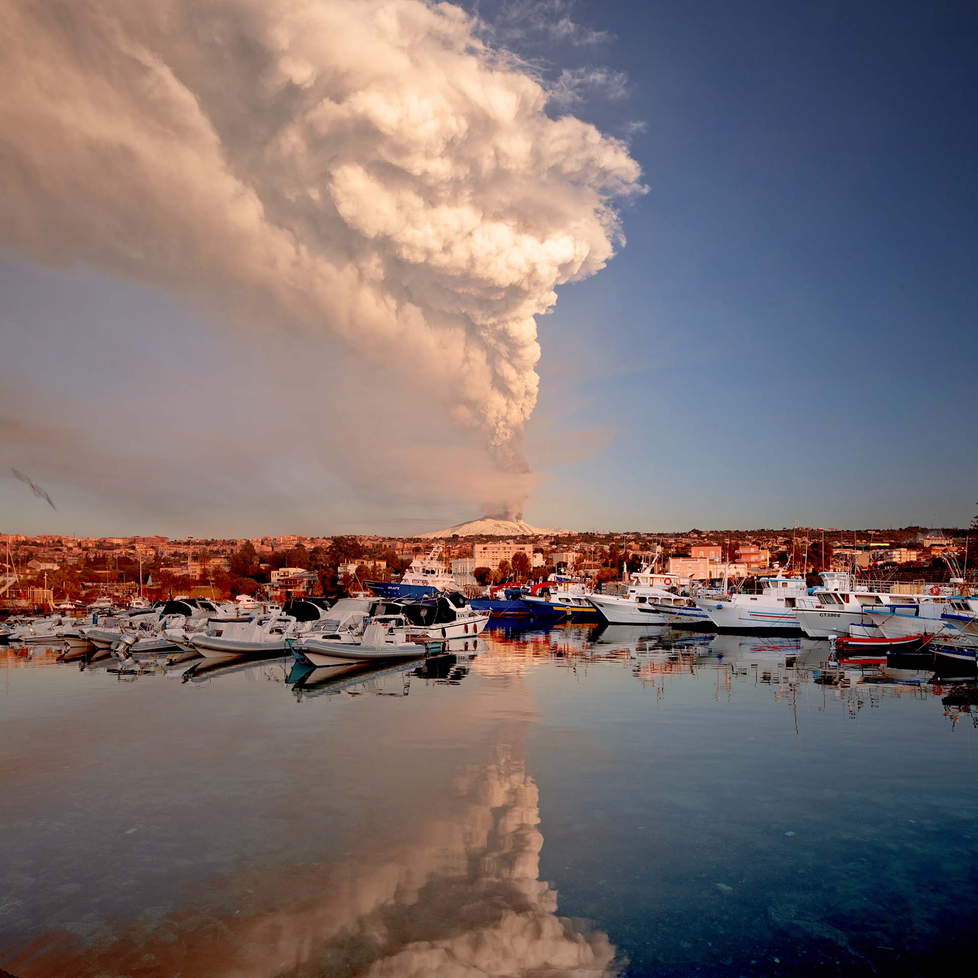 Panoramica_MG_5529-Sbuffi dell'Etna riflessi nelle acque del porticciolo di Ognina