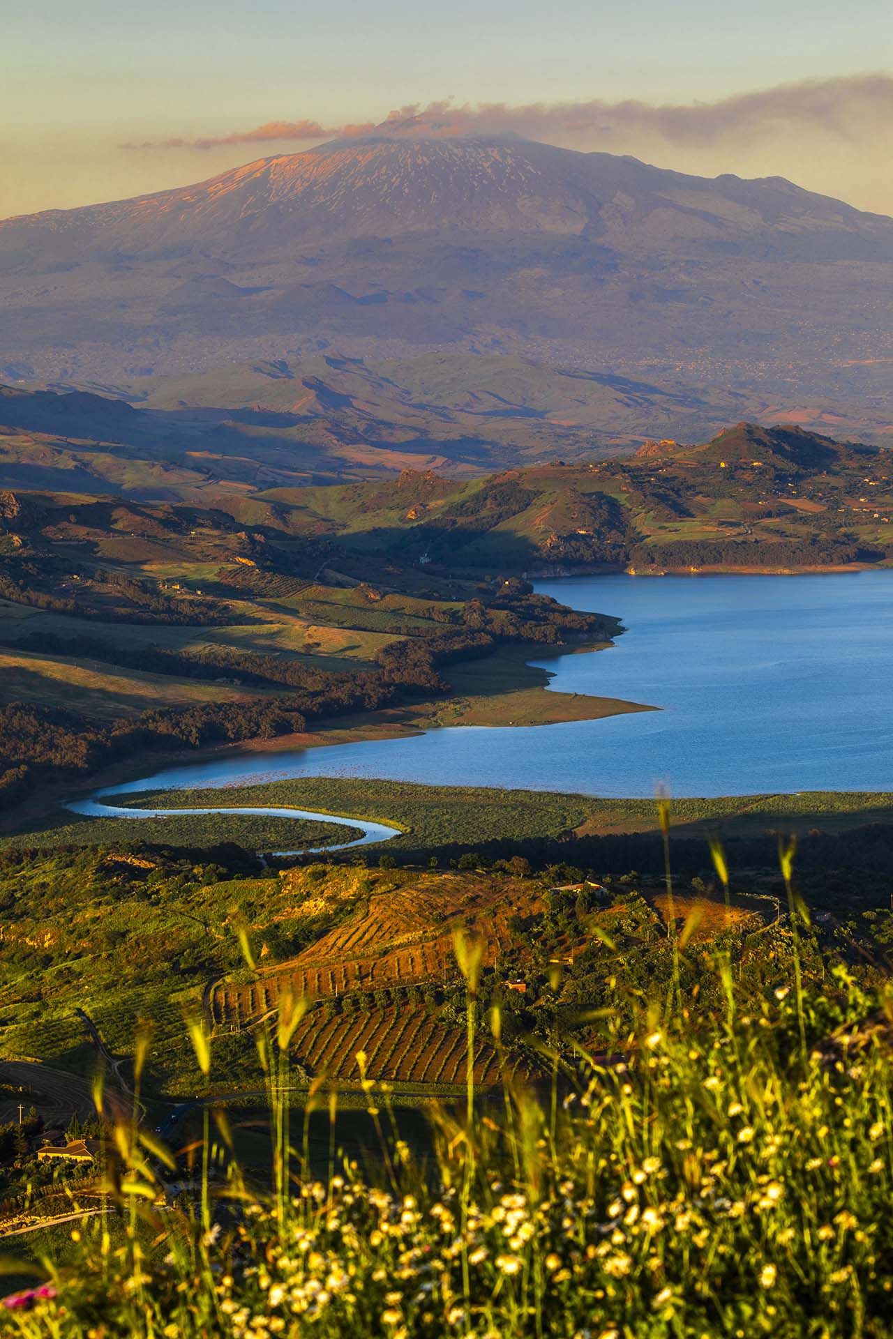 Enna, spettacolare vista del Lago di Pozzillo e dell'Etna da Monte Teja