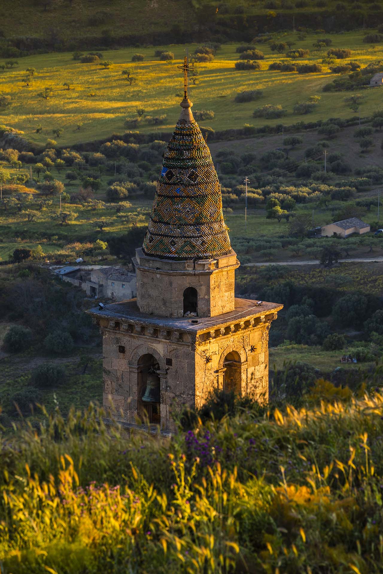 SAFF7094-Enna, il campanile della Chiesa Sant’Antonio Abate con lo sfondo delle campagne di Agira