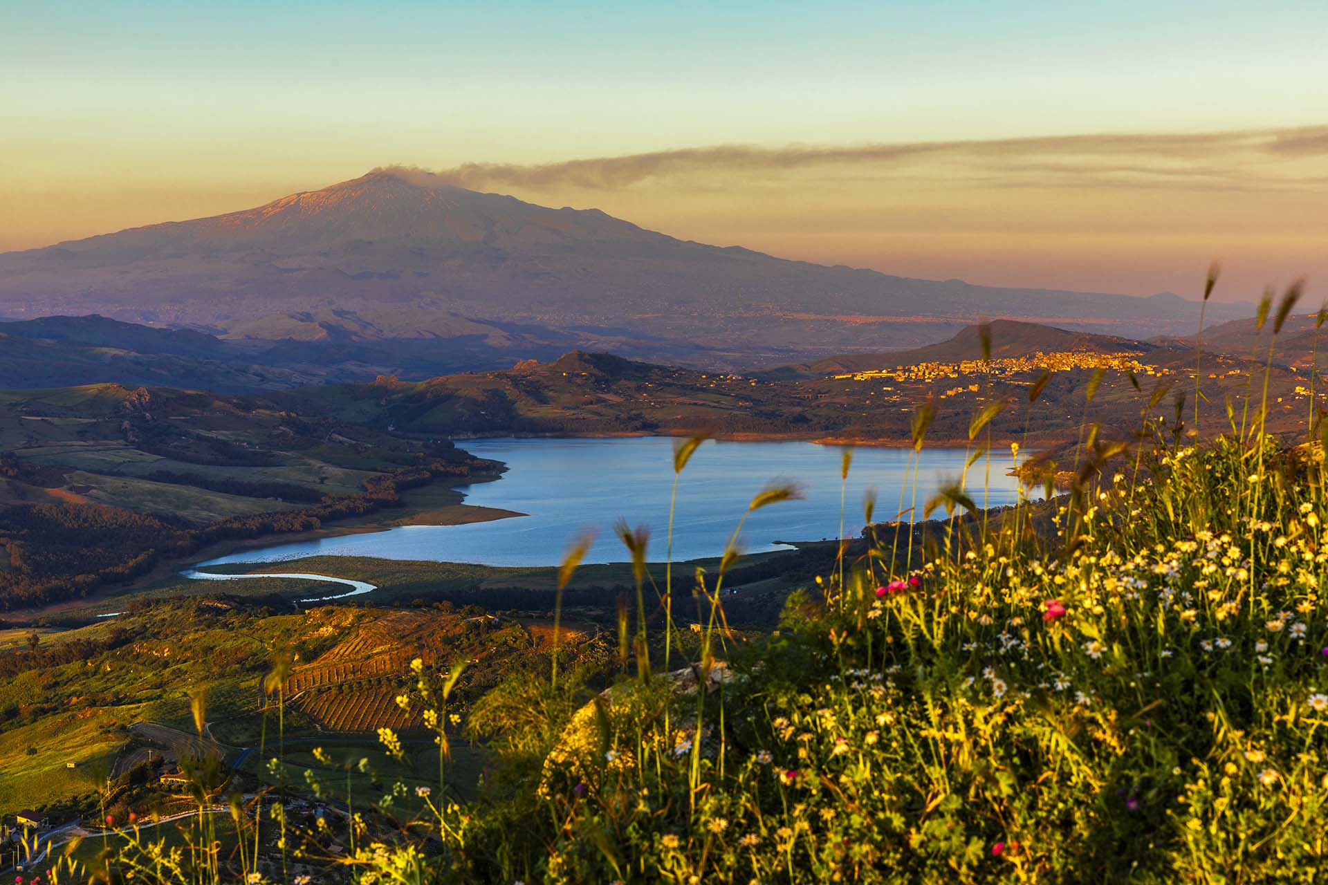 SAFF7106-Enna, spettacolare vista del Lago di Pozzillo e dell'Etna da Monte Teja