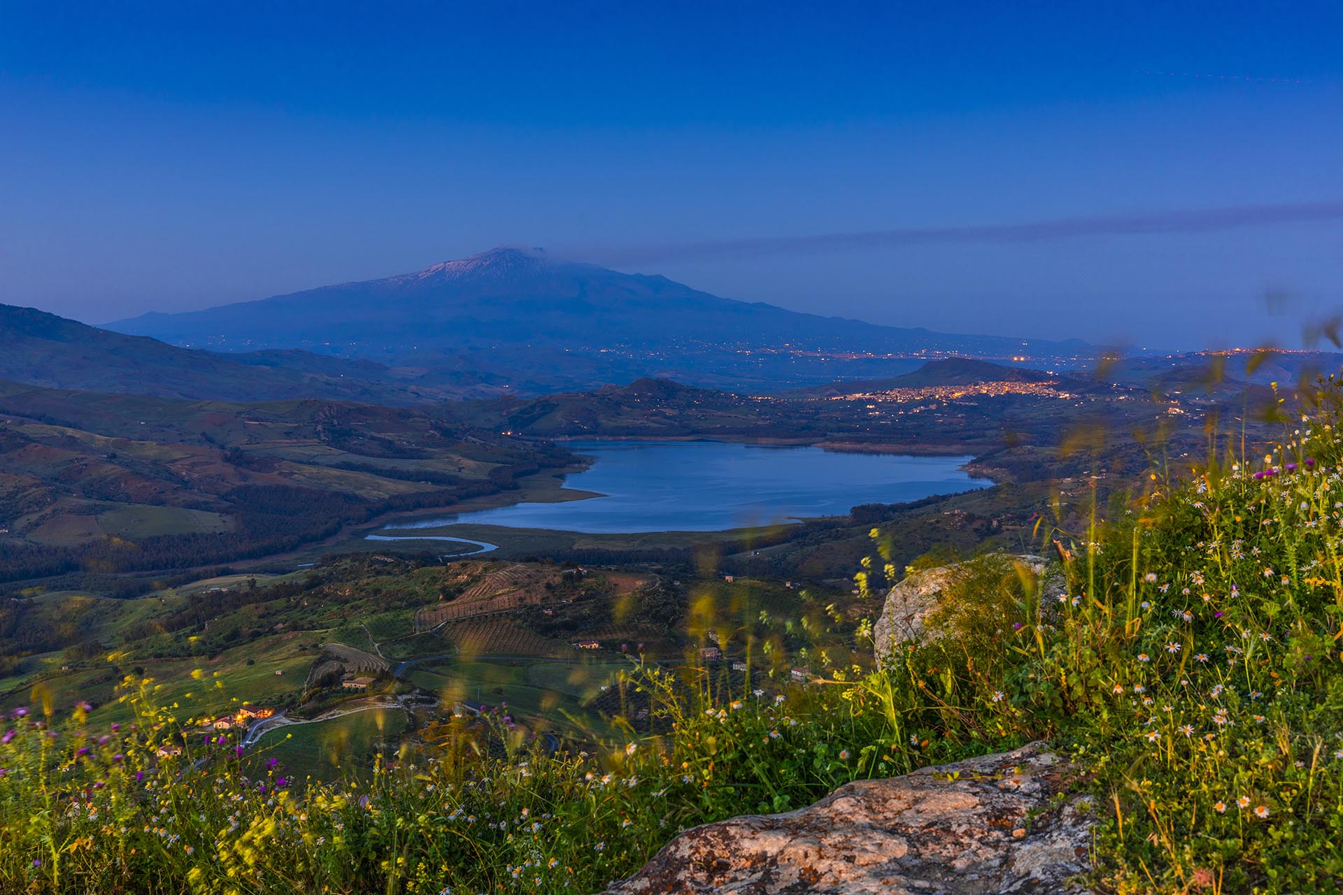 SAFF7147-Armonie Siciliane, il lago Pozzillo riflette il cielo incorniciato da Agira, Regalbuto e la maestosità dell'Etna
