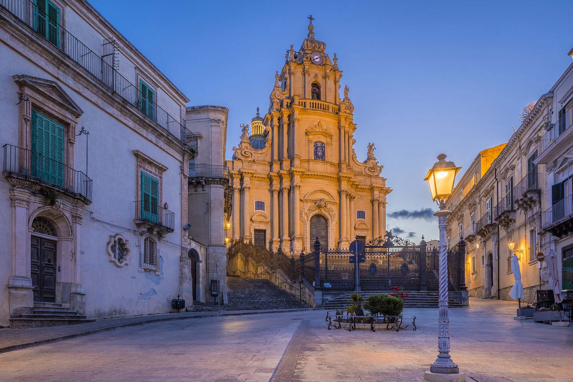 SAFF7422-HDR-Ragusa ibla, la facciata barocca della Cattedrale San Giorgio al crepuscolo