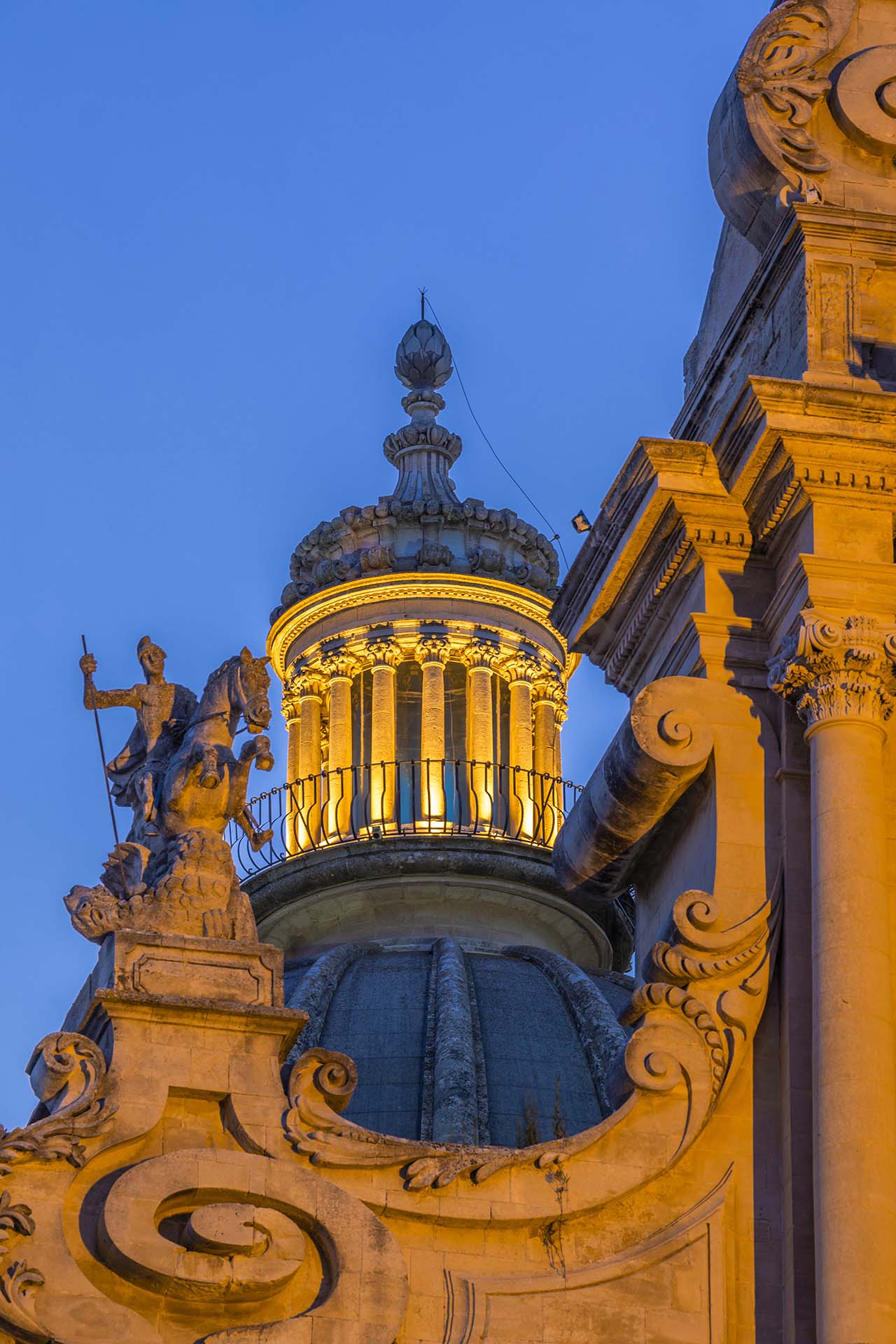 SAFF7431-Ragusa Ibla, la cupola della Cattedrale San Giorgio al crepuscolo