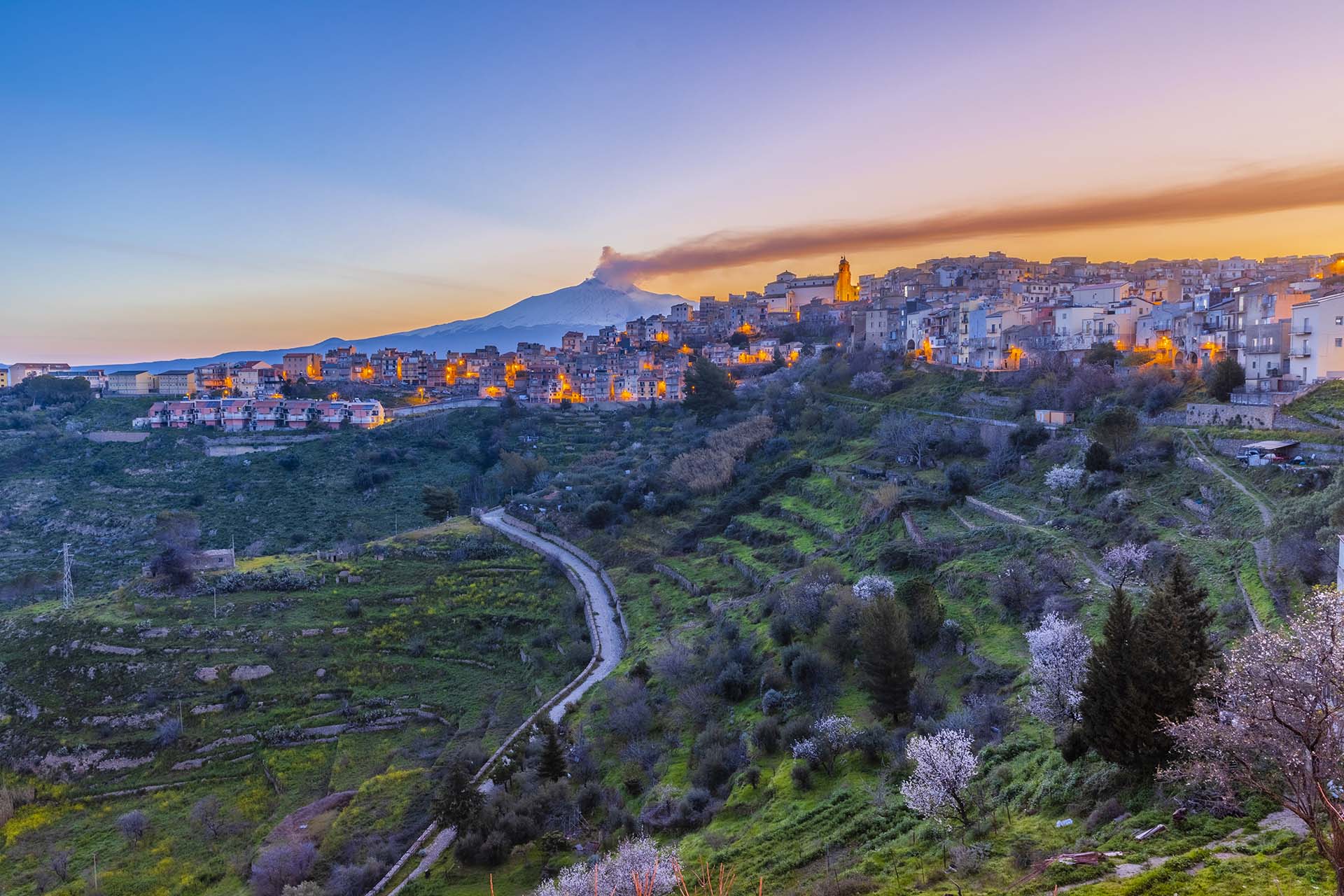 0A1A5054-HDR-L'alba su Centuripe, il Borgo illuminato incontra l'Etna in eruzione