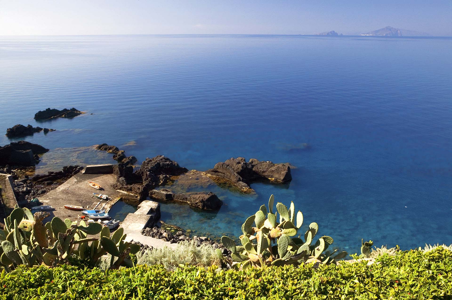 DE7U4091-Isola di Stromboli, il vecchio porto del borgo marinaro di Ginostra