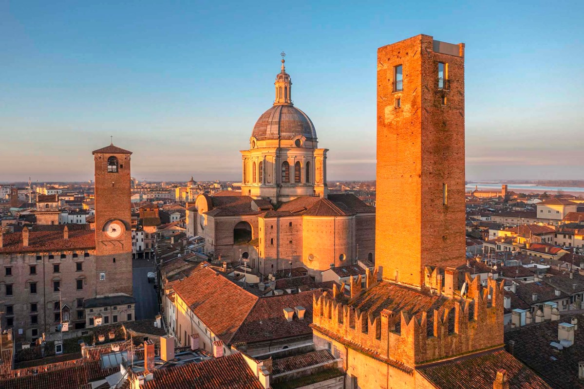La Basilica di Sant'Andrea tra le Torri della Gabbia e quella del Podestà.