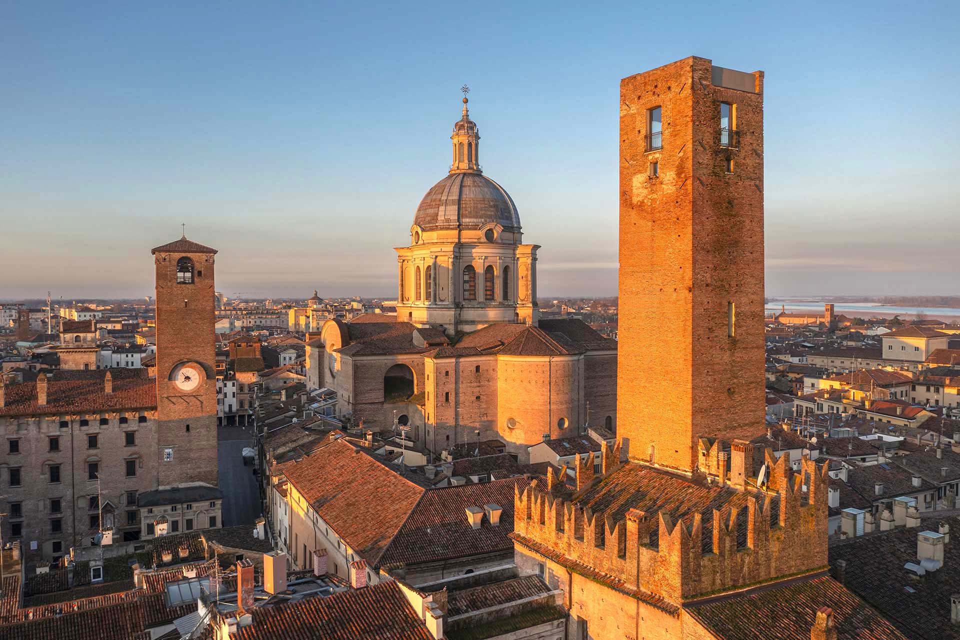 La Basilica di Sant'Andrea tra le Torri della Gabbia e quella del Podestà.
