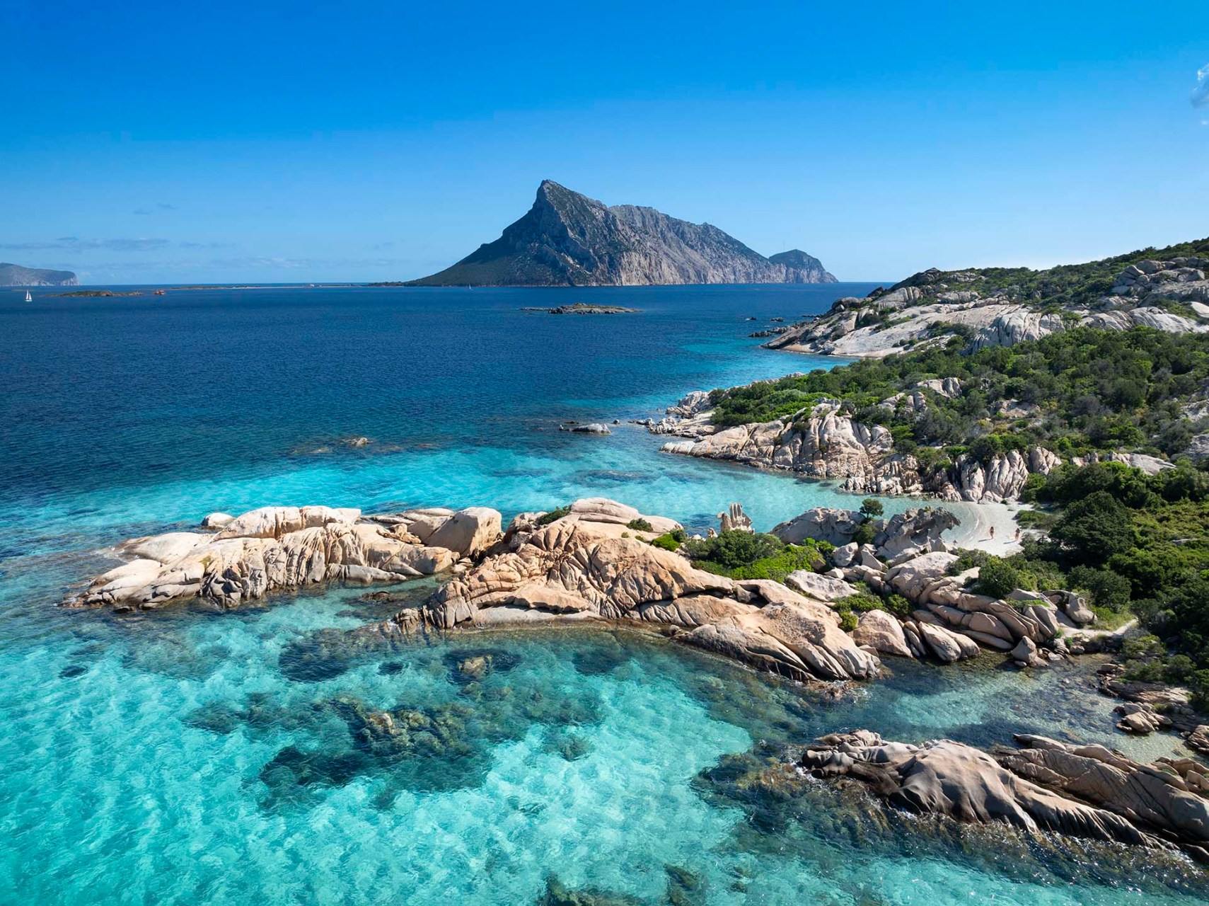 Spiaggia delle Vacche e isola di Tavolara
