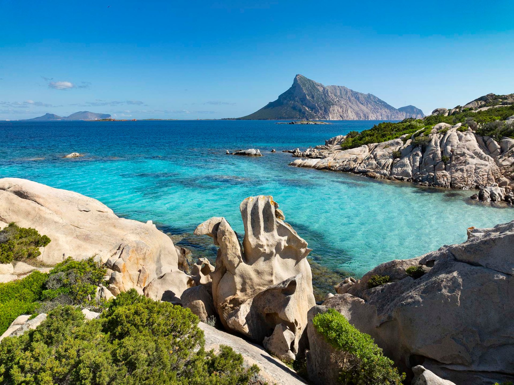 La Spiaggia delle Vacche e l'Isola di Tavolara nel territorio di San Teodoro in Sardegna.