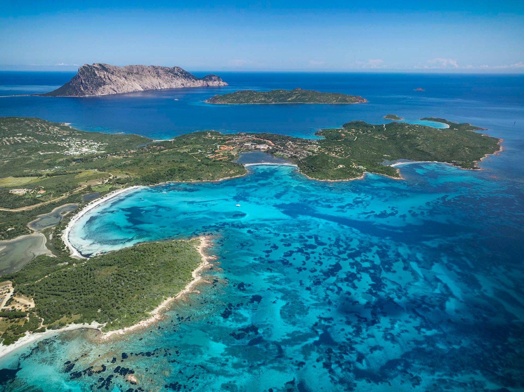 Cala Brandinchi e l'Isola di Tavolara sullo sfondo.