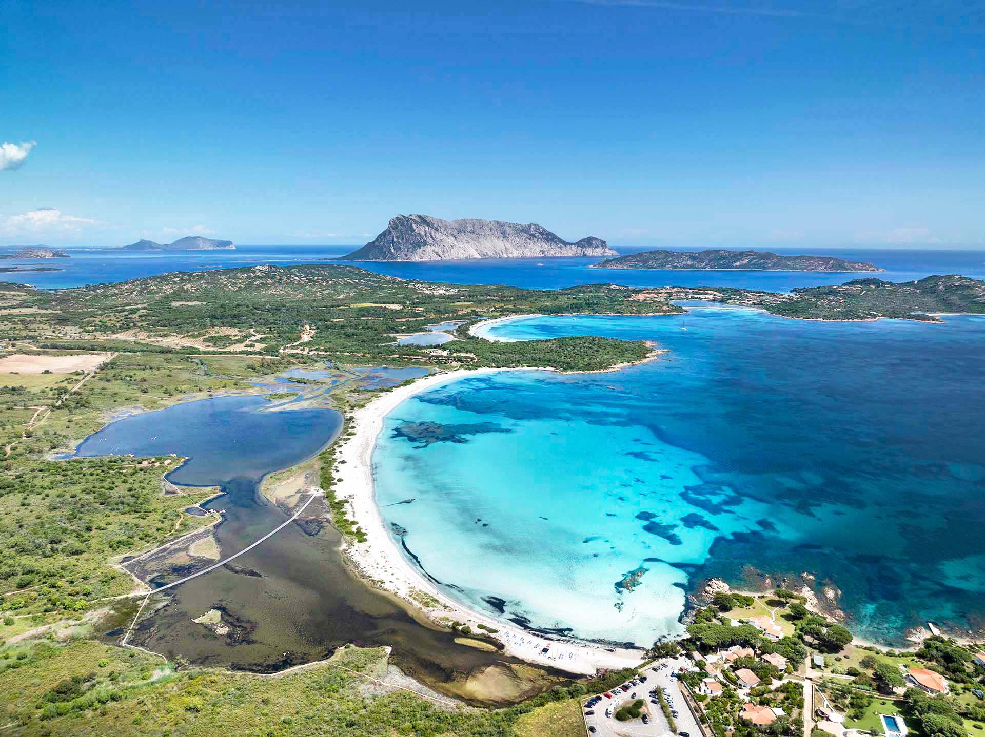 La spiaggia Lu Impostu e sullo sfondo l'isola di Tavolara.